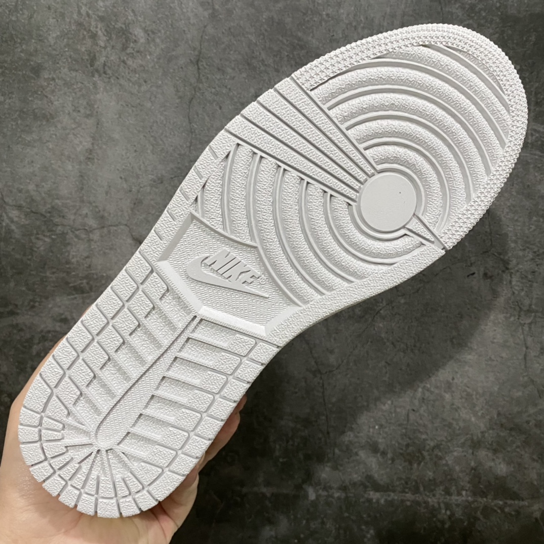 图片[9]-莞产纯原版Air Jordan AJ1灰麂皮 三文鱼555088-018 全新升级网板中底 原楦原纸板开发 极致一眼正品既视感 原厂皮料 承诺百分百一致原鞋 鞋面清洁度最高QC检验标准 控制溢胶 飞翼3D高频深度立体 全市场仅此一家 鞋盒、防尘纸 均采购来自原厂 尺码：40 40.5 41 42 42.5 43 44 44.5 45 46 47.5-选品中心