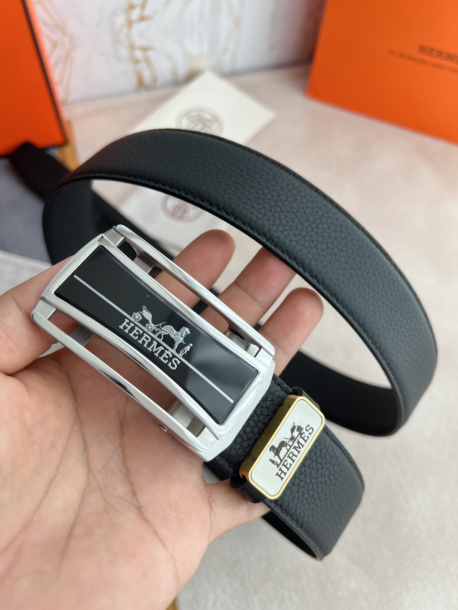 I5   Hermes 爱玛仕 自动扣皮带腰带  型号：自动带身,纯钢材质经典自动扣,自动带身 腰带：百分百头层牛皮,自动带身,保证真皮.24k纯钢扣永不掉色专柜同等质量, 双面头层牛皮荔枝纹头层牛皮平纹底,银扣,纯钢材质自动扣,可自由裁剪,送人自用首选 包装请认准如图专柜包装,赠送拆装工具,原版电子票,宽度3.5cm