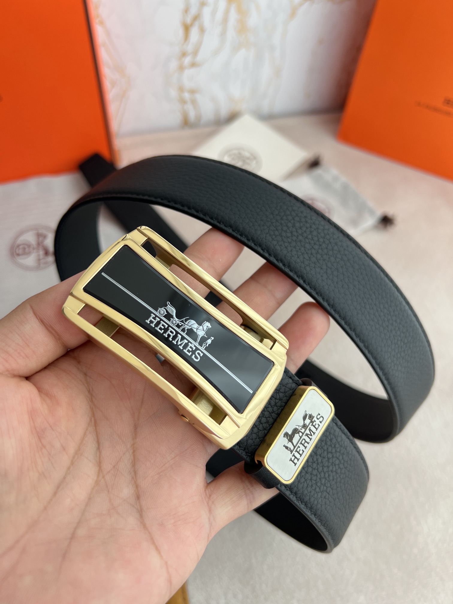 I5   Hermes 爱玛仕 自动扣皮带腰带  型号：自动带身,纯钢材质经典自动扣,自动带身 腰带：百分百头层牛皮,自动带身,保证真皮.24k纯钢扣永不掉色专柜同等质量, 双面头层牛皮荔枝纹头层牛皮平纹底,金扣,纯钢材质自动扣,可自由裁剪,送人自用首选 包装请认准如图专柜包装,赠送拆装工具,原版电子票,宽度3.5cm