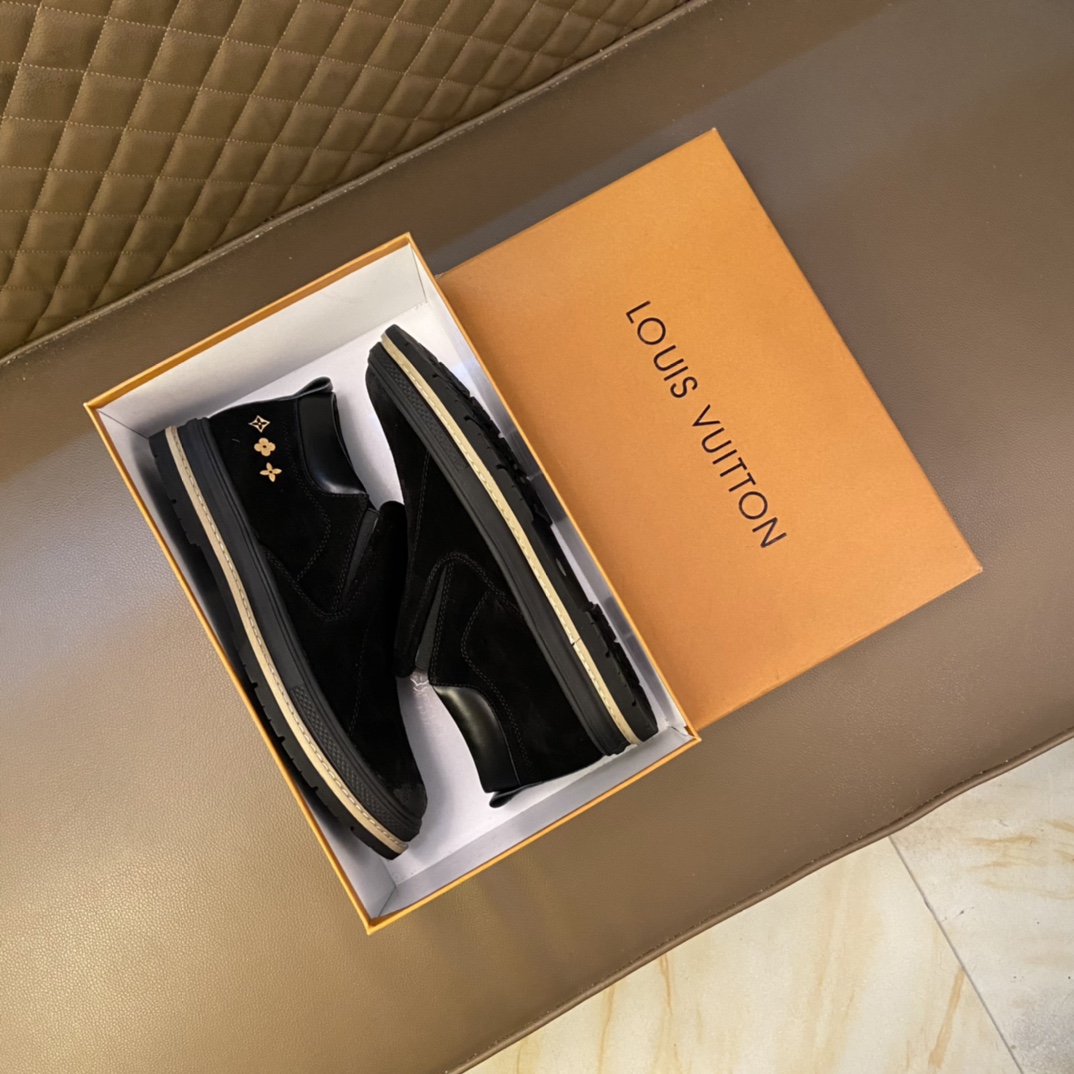 I5 LOUlS VUlTTON 路易威登～独特现风运动鞋.LV专柜代购休闲鞋 男士2022专柜同步发售,鞋面LV压花,意大利进口原版品牌精选头层柔软磨砂牛皮.羊皮内里 拒绝脱色磨脚鞋底：原厂特供原版底,法国懒人风格设计 原单品质 超舒服原版底 .就好像实物拍摄实物更赞 适合户外司机驾车完美 高品质板鞋,男装男鞋码数：38-44 45可定做 黑色 棕色 酒红色 选 长期供实体店补货