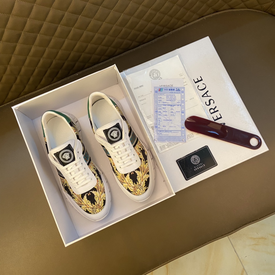 I0   Versace 范思哲 ～独领风骚2022经典高帮,低帮、 原版瓦莎琪 鞋面 霸气LOGO更是精心打造 材料：进口头层小牛皮,羊皮内里 欧美大师独特版面设计 完美打造专柜品质,懒人套脚设计 耐磨仿滑原版大底 运动跑步风设计 , 适合司机驾车外出 绝对的焦点 高端 优雅.男装男鞋码数38-44 45可定做 白色 选