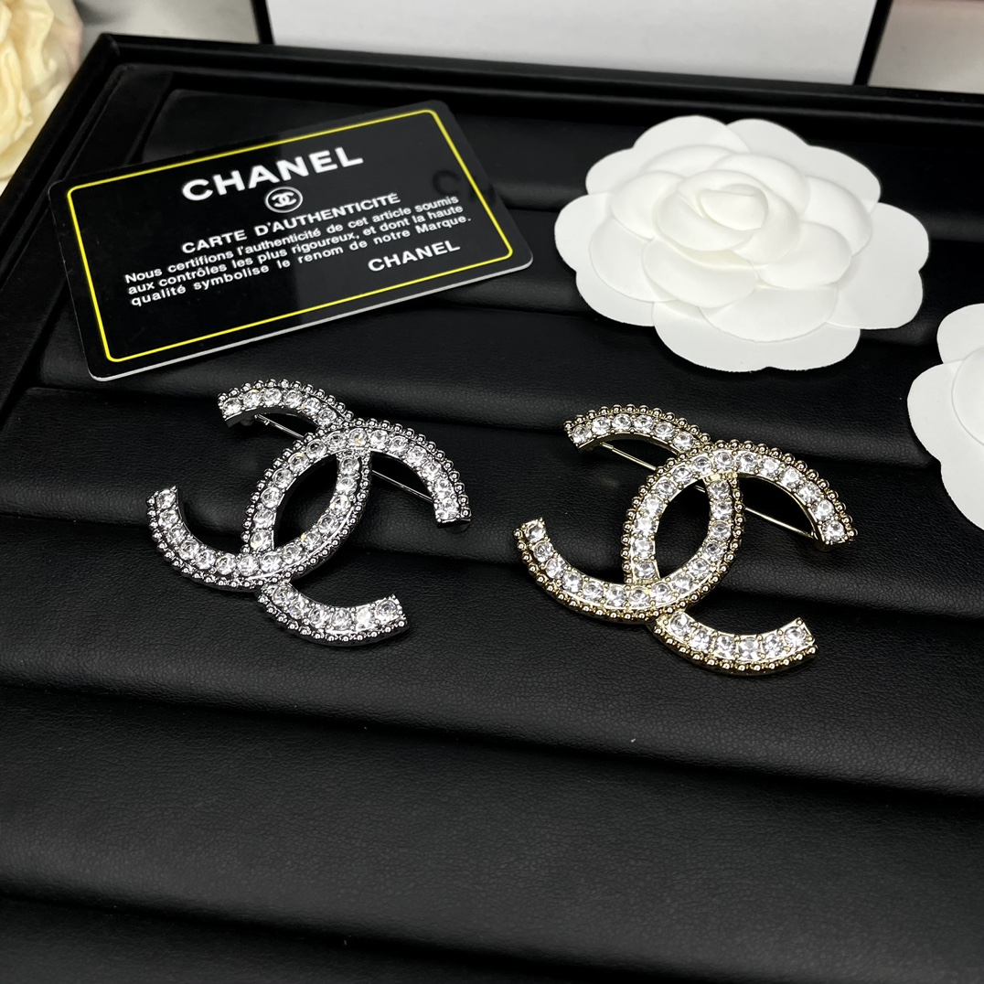 NO:639392,Xiaoxiang new diamond-encrusted gold silver simple brooch, Chanel brooch, chanel, brooch, breastpin19860909小香 新款 镶钻金色 银色 简约胸针,香奈儿胸针,chanel,brooch，breastpin,Jewelry