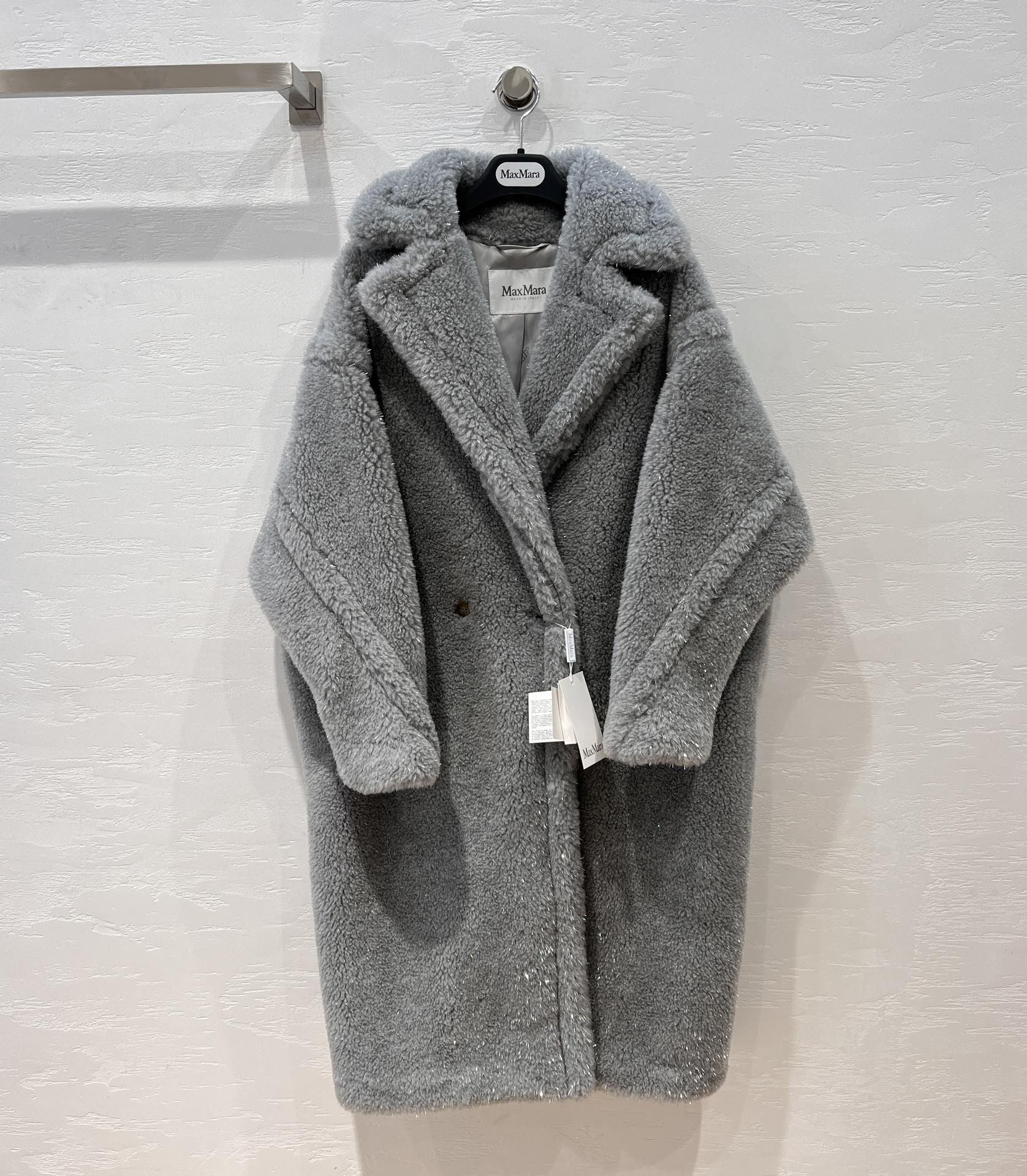 NO:931085,Exclusively launched in the market, the highest version of Max TeddyBear's most classic and popular silhouette mid-length coat!  A coat that is popular among celebrity internet celebrities and ins bloggers!  The original version of the couple's model for men and women can be purchased for five figures. The large-profile version has inherent advantages. It is lazy and classy and does not choose anyone!  The Oversize silhouette is very tolerant to your figure, and the hem moves with your steps to highlight the aura of a queen!  The original customized version of the oversized airplane collar makes your face look smaller!  Japanese Bemberg lining, anti-snagging and anti-static, low-key luxury!  Original customized fabric imported 84 camel velvet, 12 mulberry silk, 4 camel hair!  Light as a cloud yet warm!  Natural horn buckle!  Crystal clear and more precious!  Perfect workmanship depends on the details, complete with three-standard dust-proof bag packaging!  XS/S/M. S size bust 130, dropped shoulder sleeve length 71, dress length 108., Maxmara-Clothing,19860909独家首发市场独家最高版本Max TeddyBear最经典最火爆的廓形中长款大衣！各路明星网红ins博主热衷的一款大衣！男女同款情侣款原版五位数购入开版大轮廓的版型,有着与生俱来的优势,慵懒有范儿不挑人！Over size大廓形对身材包容性极大,衣摆随步伐而动凸显女王气场！原版定制版型超大飞机领,显得脸更小！日本宾霸里布,防勾丝防静电,低调中的奢华！原版定制面料进口84骆驼绒12桑蚕丝4骆驼毛！轻如云朵又保暖！天然牛角扣！晶莹透亮更加珍贵！完美做工品质看细节,三标齐全防尘袋包装！XS/S/M. S码胸围130,落肩袖长71,衣长108.,麦丝玛拉-服装,,Women's clothing