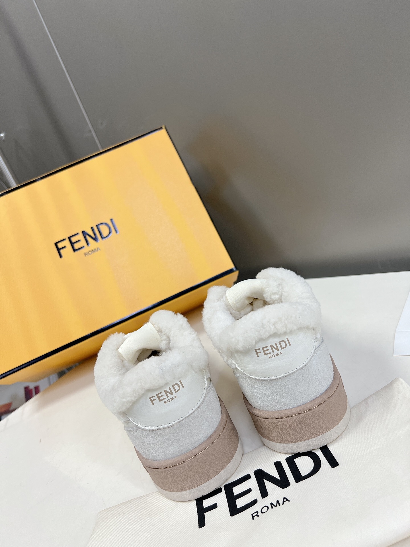 Fendi芬迪经典爆款系列情侣休闲运动鞋FDmatch一比一复刻设计师KimJones打造的首款运动鞋f