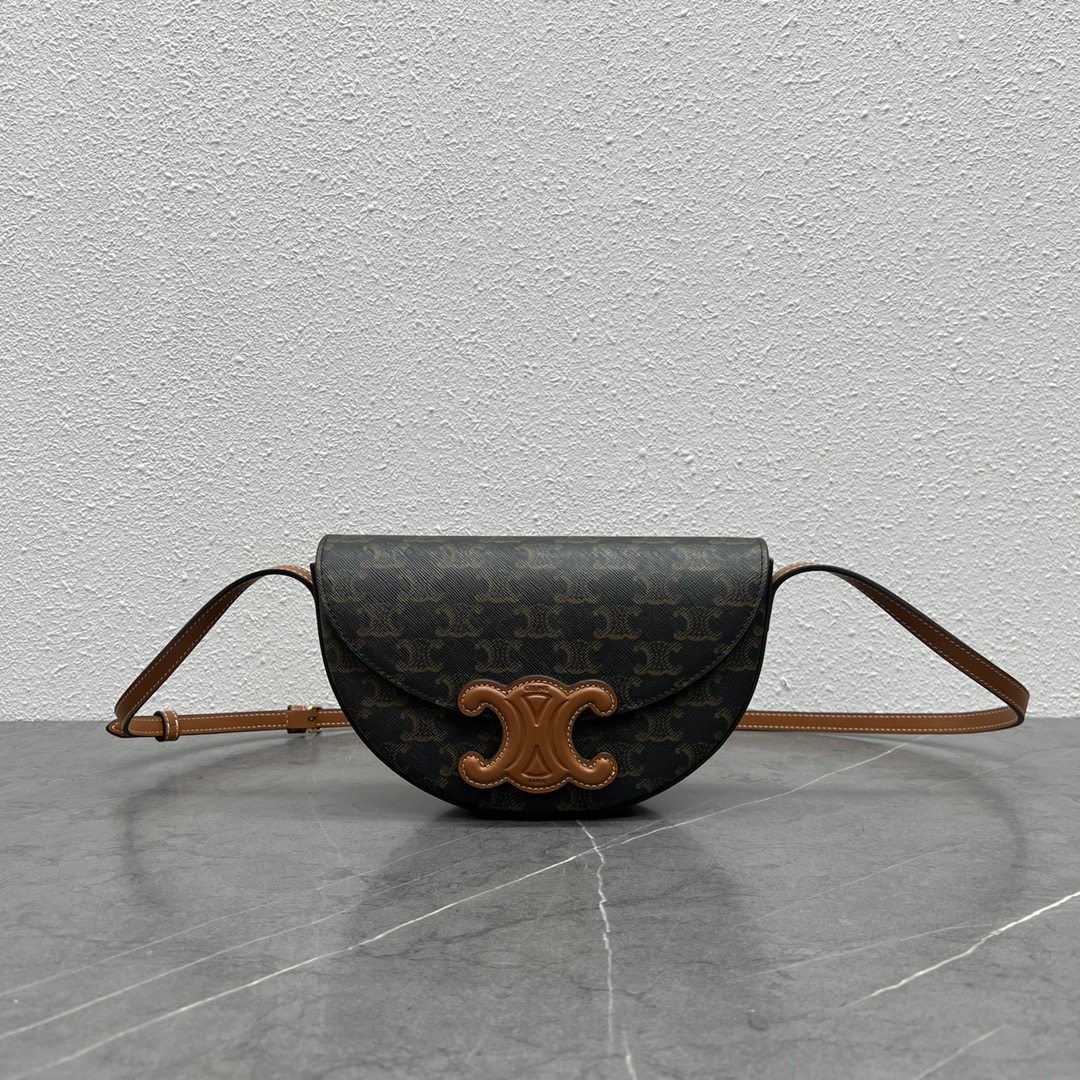 NO:197949,Genuine, new product launched Celine winter show Basace Arc de Triomphe ~ Moon bag, half moon body The Arc de Triomphe logo leather buckle with snap buckle is very design, literary, and very light and cute, long shoulder straps, comfortable slanting. The style is gentle and cute, retro literary, fashionable experts. The capacity is for daily going out, enough. Model number 111233 P Size 23~13.5~6 Material brown, Celine, celine, celine19860909正品级 新品上线 Celine冬季秀款Basace凯旋门 ～月亮包,半月包身 按扣浮雕样式的凯旋门Logo皮扣,很有设计感,文艺感,也很轻巧可爱,肩带长,斜跨舒适 风格温柔可爱,复古文艺,时尚达人都 容量日常出门,够 款号111233 P 尺寸23～13.5～6 料棕,赛琳celine,celine,celine,Bag