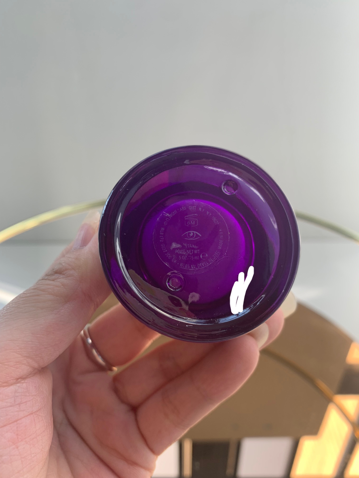 40💰
倩碧紫光眼霜15ml，大牌眼霜里的一匹黑马！真正的抗老型眼霜，里边添加了抗老黄金成分双重胜钛，能兼顾滋润，淡纹+提亮眼周，0香精0酒精，对敏感肌很友好，价格还不贵，真的是卷王！