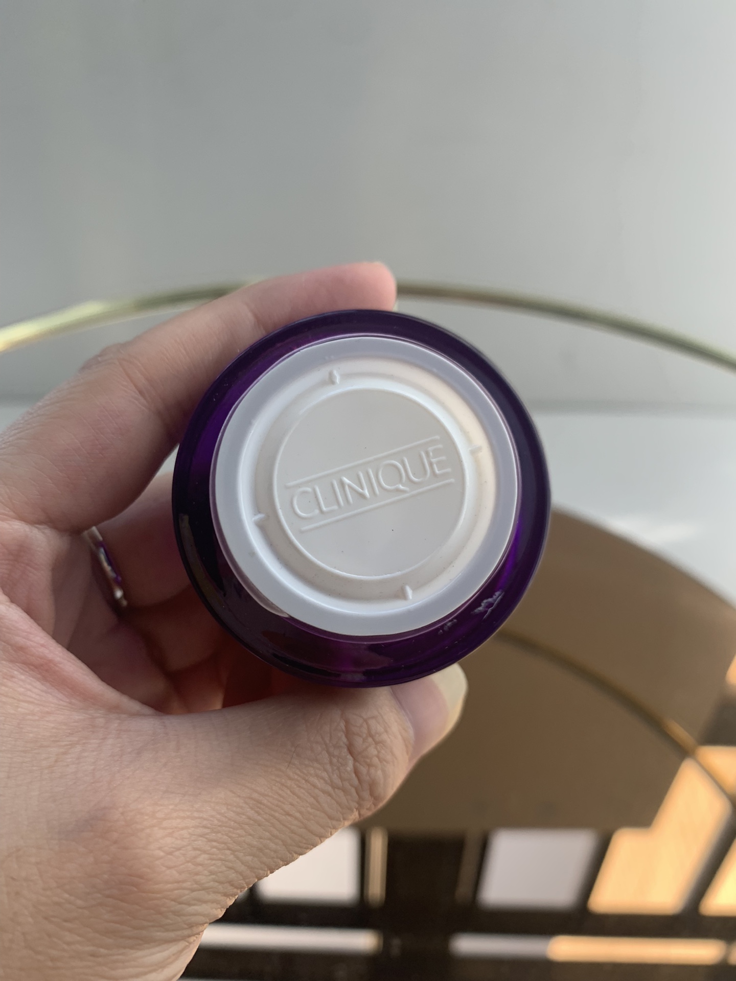 40💰
倩碧紫光眼霜15ml，大牌眼霜里的一匹黑马！真正的抗老型眼霜，里边添加了抗老黄金成分双重胜钛，能兼顾滋润，淡纹+提亮眼周，0香精0酒精，对敏感肌很友好，价格还不贵，真的是卷王！