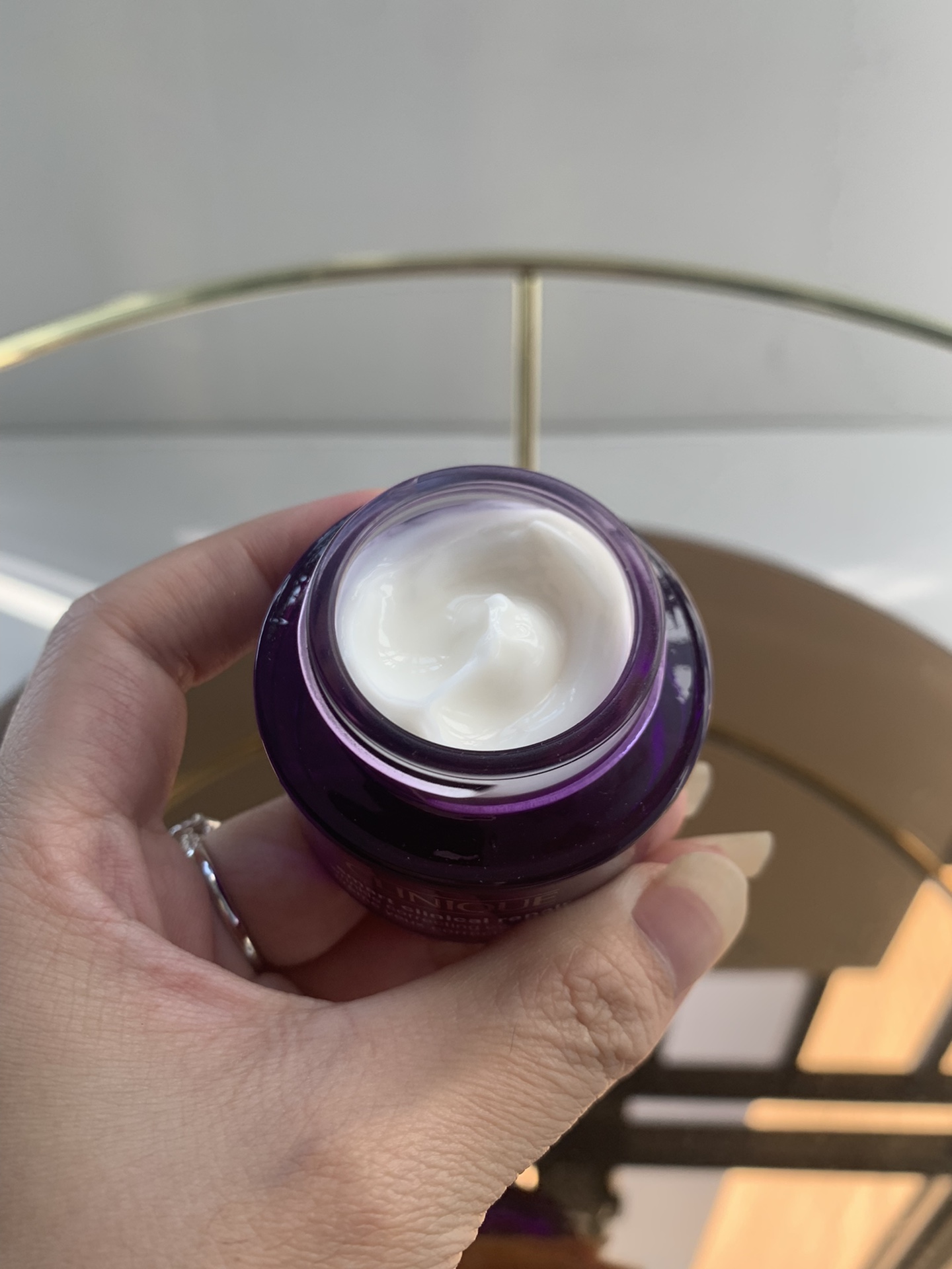 40💰
倩碧紫光眼霜15ml，大牌眼霜里的一匹黑马！真正的抗老型眼霜，里边添加了抗老黄金成分双重胜钛，能兼顾滋润，淡纹+提亮眼周，0香精0酒精，对敏感肌很友好，价格还不贵，真的是卷王！