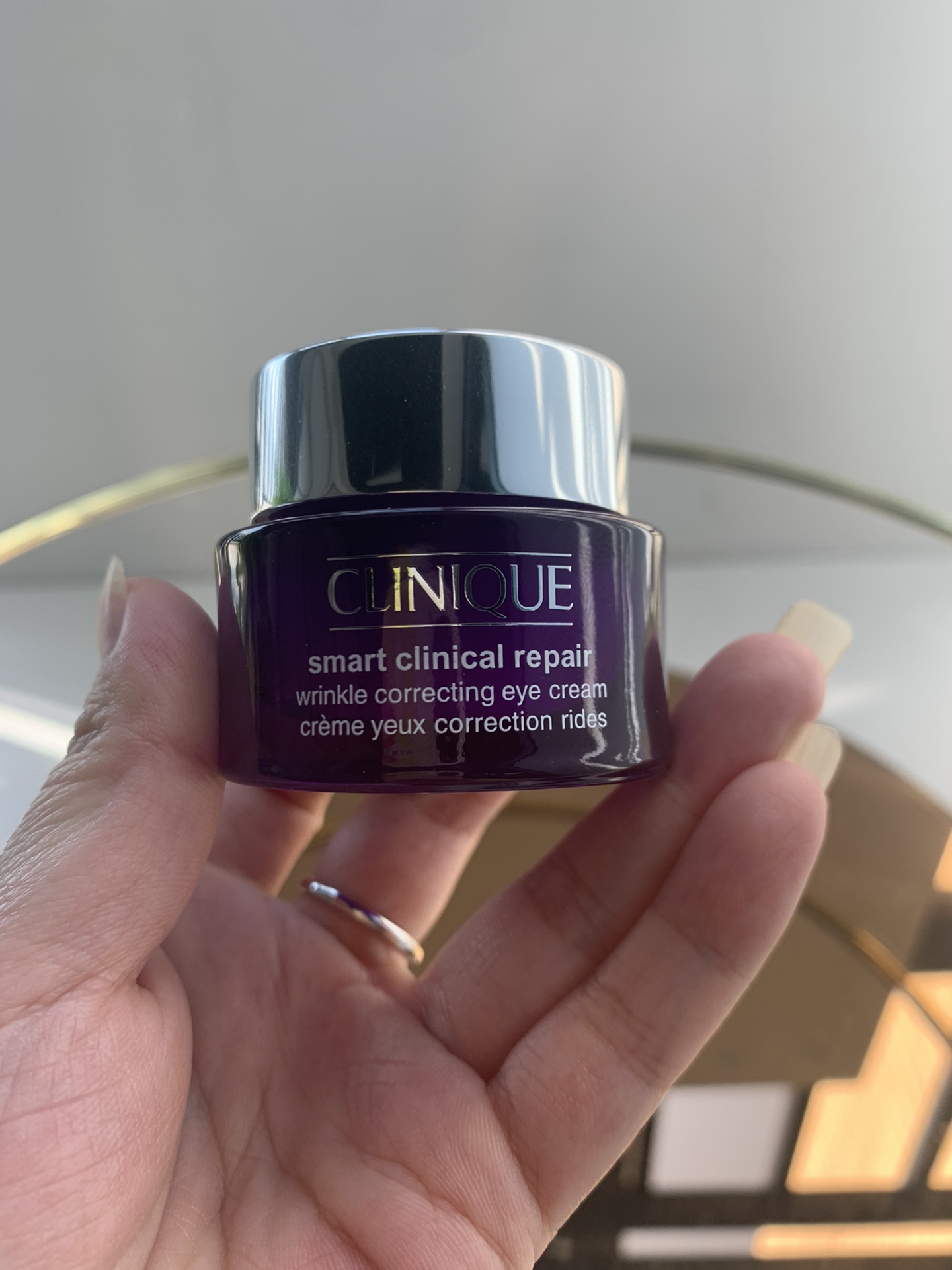 40💰
倩碧紫光眼霜15ml，大牌眼霜里的一匹黑马！真正的抗老型眼霜，里边添加了抗老黄金成分双重胜钛，能兼顾滋润，淡纹+提亮眼周，0香精0酒精，对敏感肌很友好，价格还不贵，真的是卷王！