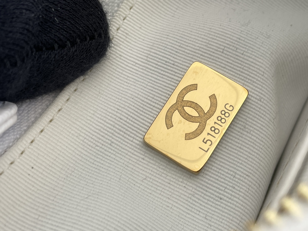 🌼白金版▪️正品级 包装如图𝗖𝗵𝗮𝗻𝗲𝟭 𝟮𝟮𝗞秋冬𝗵𝗼𝗯𝗼腋下包/嬉皮包 专柜售价𝟸𝟿𝟽𝟷𝟶𝚁𝙼𝙱购入