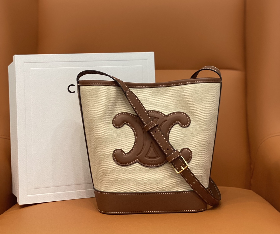 NO:197929,Authentic s spring and summer new product｜CUIR TRIOMPHE small canvas/cowhide bucket bag 198243# Continuing the classic, the three-dimensional Arc de Triomphe logo is brand new, low-key and simple, super practical and versatile ~ Must-in-class style can be crossbody and shoulders, and with adjustable leather shoulder straps Size 30 X 22 X 13cm [with original gift box], Celine, celine, celine, cowhide19860909正品级 s春夏新品｜CUIR TRIOMPHE小号帆布/牛皮水桶包198243# 延续经典,立体的凯旋门标志焕然一新,低调简约,超级实用百搭～必入款可斜挎和肩背、搭配可调节皮革肩带 尺寸30 X 22 X 13cm【配原厂礼品盒】,赛琳celine,celine,celine,cowhide,Bag