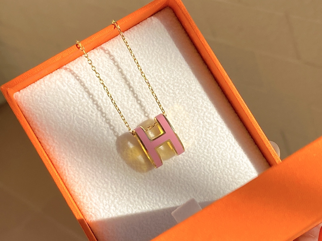 NO:102169,Hermes enamel curved H necklace (purchase version) The counter is on sale for 3500 spot classic color gold light pink. The outer edges of the H enamel are also in the same color. The exclusive counter logo anti-counterfeiting label, Hermes necklace, hermes, hermes, necklace, gold19860909Herme*爱马仕珐琅弧形H项链(代购版本) 专柜在售3500现货经典颜色黄金浅粉色所对应的H珐琅外围包边也是同色系,独家专柜logo防伪标,爱马仕项链,hermes,hermes,necklace,gold,Jewelry