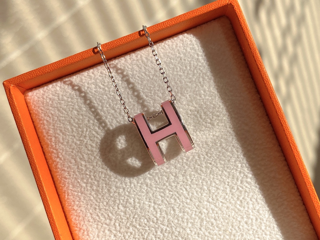 NO:102166,Hermes enamel curved H necklace (purchase version) The counter is on sale for 3500 spot classic color platinum light pink corresponding to the H enamel peripheral edge is also the same color. The exclusive counter logo anti-counterfeiting label, Hermes necklace, hermes, hermes, necklace19860909Herme*爱马仕珐琅弧形H项链(代购版本) 专柜在售3500现货经典颜色白金浅粉色所对应的H珐琅外围包边也是同色系,独家专柜logo防伪标,爱马仕项链,hermes,hermes,necklace,Jewelry
