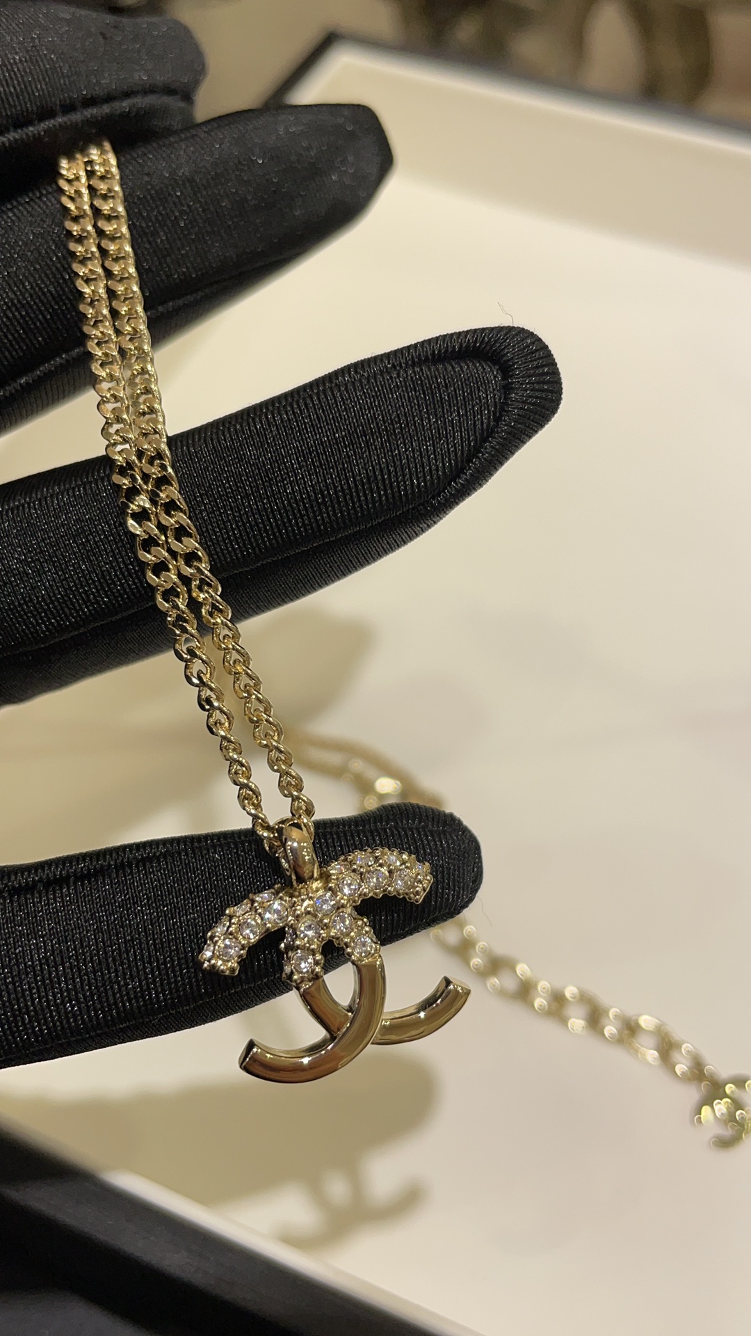NO:857199,88180 arrived today. 22K metal half-diamond spliced ​​double C gold necklace. The splicing design of half metal and half rhinestones is simple and yet has a sense of design. The first choice for commuting. Classic and versatile, a must-have basic model. Buy it. Exclusively purchased from yb. Customized. Brass material Swarovski diamond. Necklace with packaging box, necklace, Cartier high-end jewelry.1986090988180今日到货 22K金属半钻拼接双C金色项链 一半金属一半水钻的拼接设计 简单又不失设计感 通勤佩戴首选 经典百搭必入基本款 买就对啦 独家购入yb定制 黄铜材质施华洛钻 项链带包装盒,,necklace,卡迪亚高端饰品,Jewelry