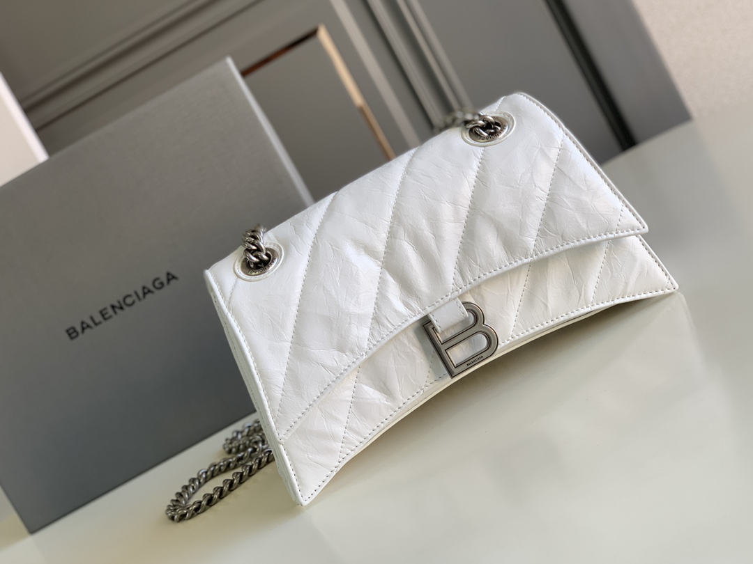 NO:198900,Authentic small, white twill small. Crush quilted chain bag. The shape of the hourglass is really amazing. This time, the soft hourglass with oily wax bursting leather pattern really hit my heart!  The soft feeling is really comfortable. It will feel very warm when carried in autumn and winter~ This time the compartment in this bag is also designed very practically!  Oil wax cowhide streak head layer sheepskin inner lining. All accessories are only used with the highest version, size 25×15×8cm. Model 716351m. Balenciaga, balenciaga, cowhide, sheepskin19860909正品级 小号 白色斜纹小号.Crush绗缝链条包 沙漏这个包型真的绝了 这次出了油蜡爆裂皮纹的软沙漏 真的直接戳中我心坎儿！ 软趴趴的感觉真的非常舒服 秋冬背起来也会感觉很温暖捏～ 这次这个包内的隔层还设计得很实用！ 油蜡牛皮摔纹头层羊皮内里 全部配件只用最高版本、尺寸25×15×8cm 型号716351m,巴黎世家,balenciaga,cowhide,sheepskin,Bag