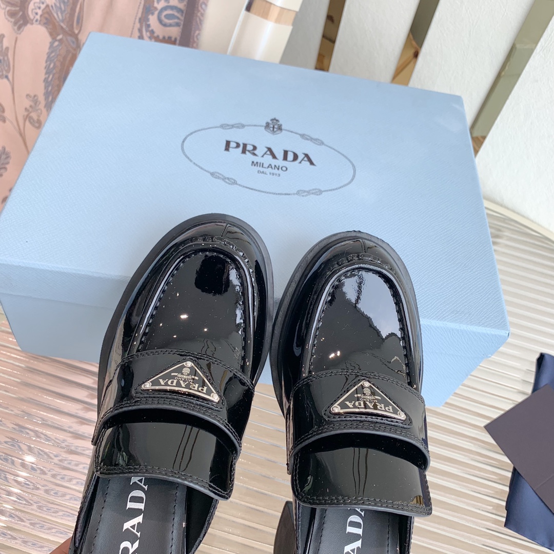 Pradafw22newarrivalP家秋冬粗跟半拖鞋经典三角标乐福鞋做高跟版本也着有被惊艳到呀专柜7