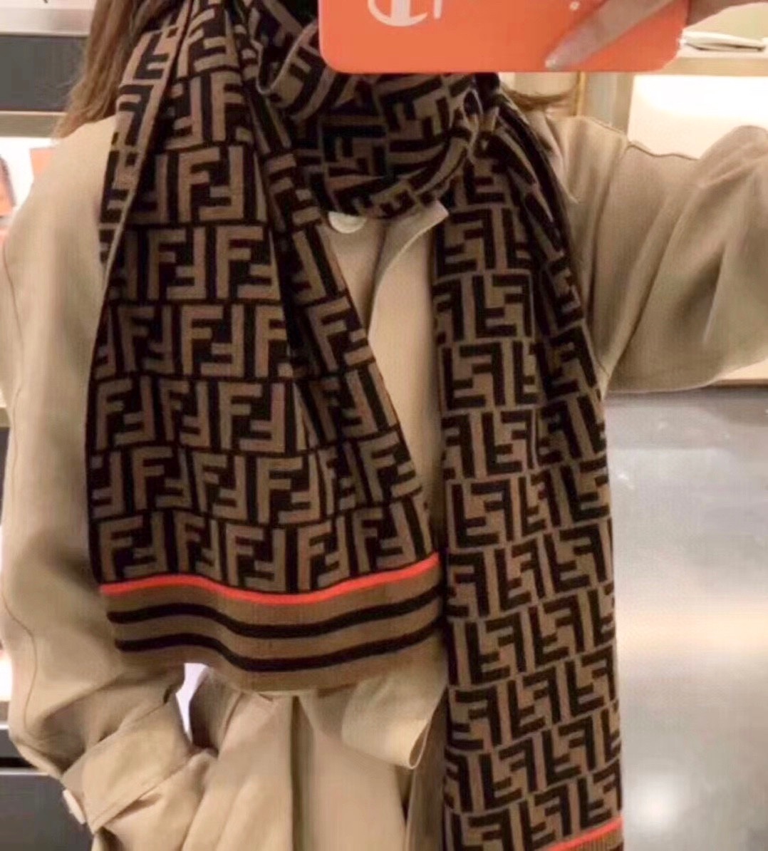 NO:163353,Batch knitted F spot, classic FF letter element scarf, the counter is also a fun thing that has just been put on the shelves. This year's Fendi also took off, it's so popular. This real and serious good thing is very important, and it's basically out of stock at home and abroad. This FF wind will continue to blow. It is said that many people go to the counter to buy FF in the entire series. In short, it's a surprise. Don't think it's too small, this specification is getting fewer and fewer. Cherish it. The upper body effect is very powerful!  Definitely a big deal!  The clear and clear FF letters are firm and distinct, and the style is very stylish. You can amazing the audience by taking photos with your mobile phone. The high-density and exquisite work of big brands is really exquisite and craftsmanship. Specifications, 35*190cm, 95 customer-supplied cashmere wool, 5 silk. Ordinary scarf, ordinary scarf, fendi, real silk19860909批针织F现货 经典FF字母元素围巾,专柜也是刚上架的好玩意儿今年的芬迪也是起飞的架势,火的不要不要的,这款真真儿的正儿八经的好东西,真材实料非常重磅,不管国内还是国外基本也是全线断货的节奏,这股FF风会继续吹下去,据说很多人去专柜只要是FF都全系列的买,总之是惊喜.不要嫌少,这种规格越来越少且珍惜.上身效果气场非常强大！绝对是重磅！清晰明了的FF字母,紧致分明,版型更是非常有型,用手机拍出来都能惊艳全场高密度精工细作大牌的东西真的非常考究,匠心之作.规格,35*190cm,95客供羊绒羊毛,5真丝.普通围巾,普通围巾,fendi,real silk,scarf