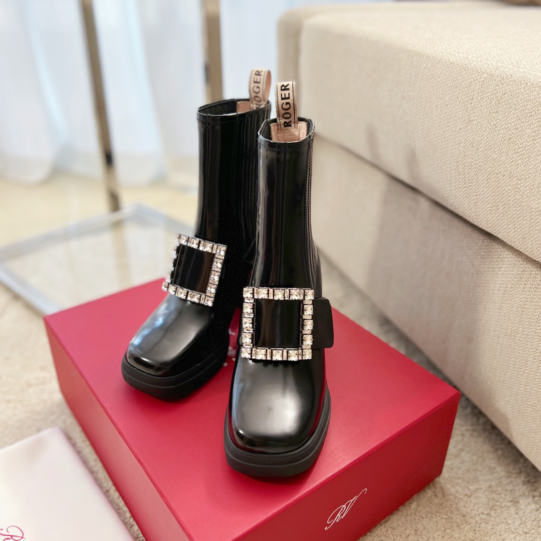 Roger Vivier Viv' Podium 粗跟短靴 Viv' Choc饰扣 梯形跟 圆版羊绒/皱牛皮 气场全开