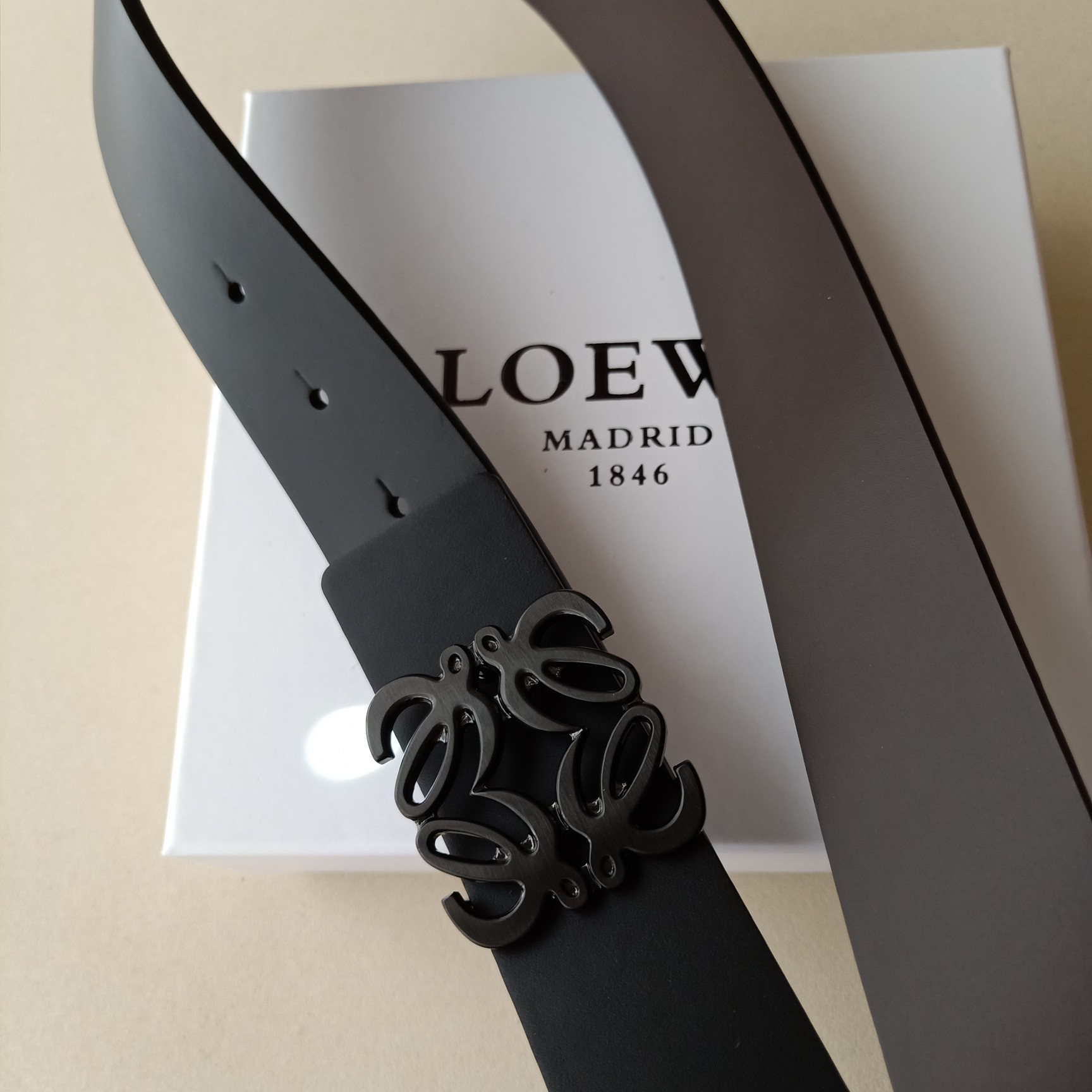 p165⛵️顶级代购级 LOEVE罗意威 男士腰带 专柜精品扣，真空电镀，工艺精细 带身材质:天然头层牛皮，质感十足，手感柔软。时尚个性，经典百搭！可自行选择搭配 宽度3.8cm