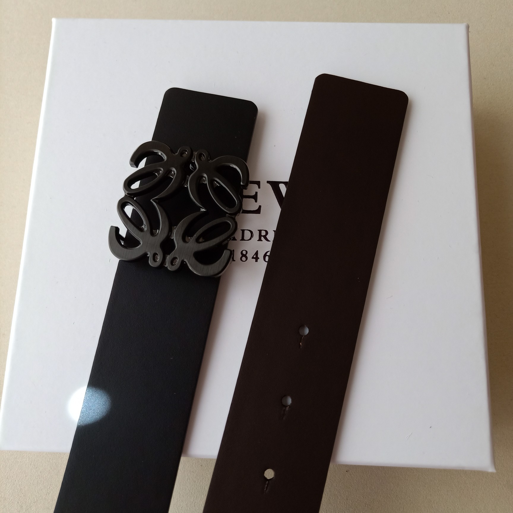 p165⛵️顶级代购级 LOEVE罗意威 男士腰带 专柜精品扣，真空电镀，工艺精细 带身材质:天然头层牛皮，质感十足，手感柔软。时尚个性，经典百搭！可自行选择搭配 宽度3.8cm