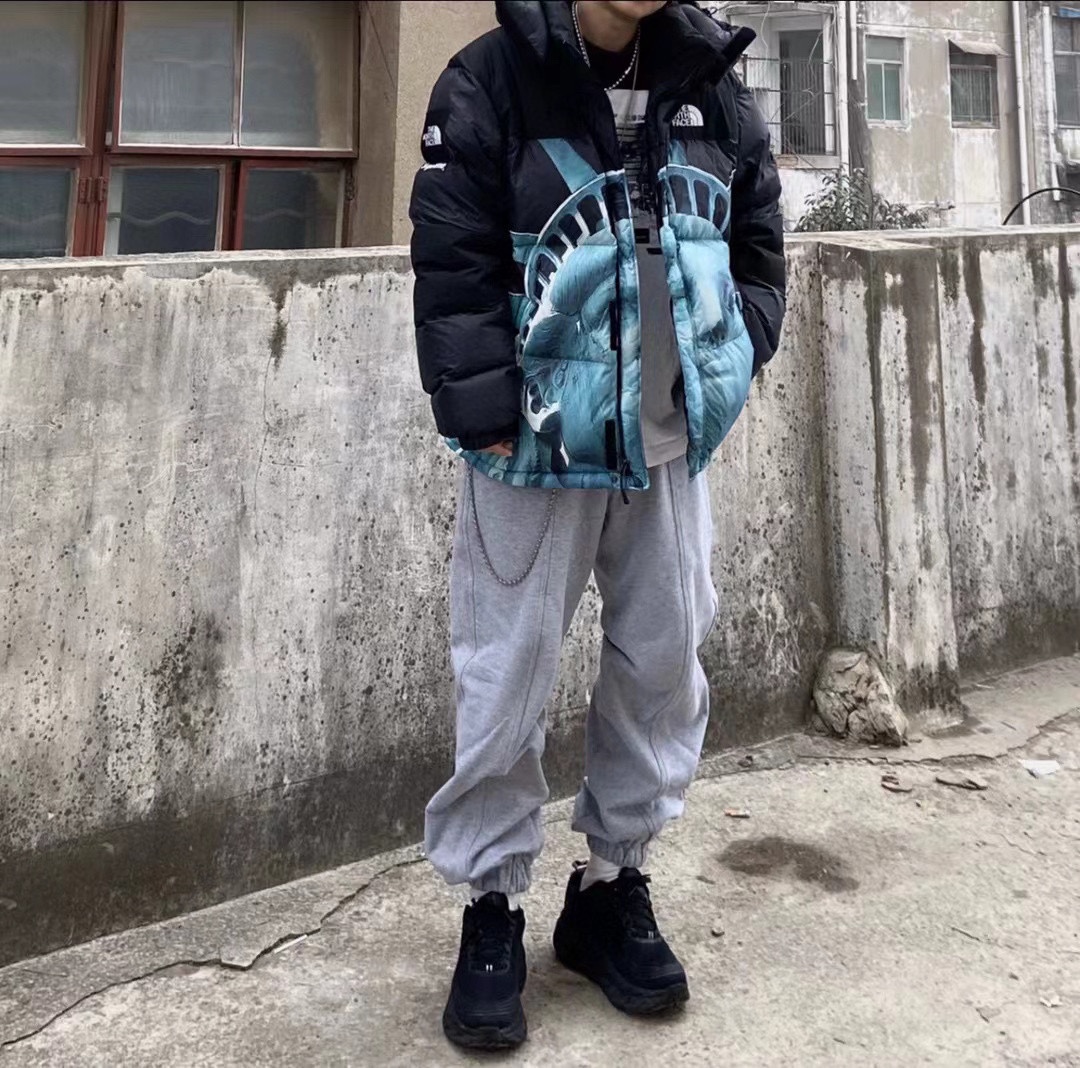 #The North Face & Supreme 20Fw联名款自由女神羽绒服上身效果