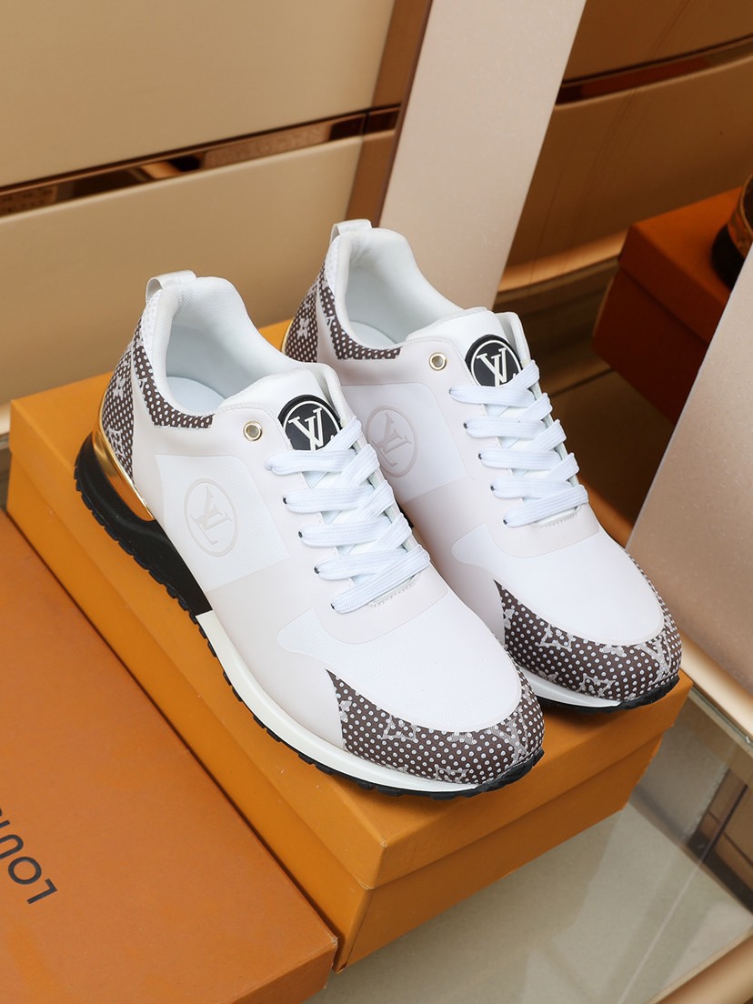 I5 Louis Vuitton 最新爆款男士休闲鞋 此款由原版透气网布滴胶工艺成型 实物超闪 时尚百搭 鞋头楦型挺而饱满,鞋底LV原厂开模随意进出专柜 上脚轻便舒适~纯手工制作,细节决定品质Size:38-44