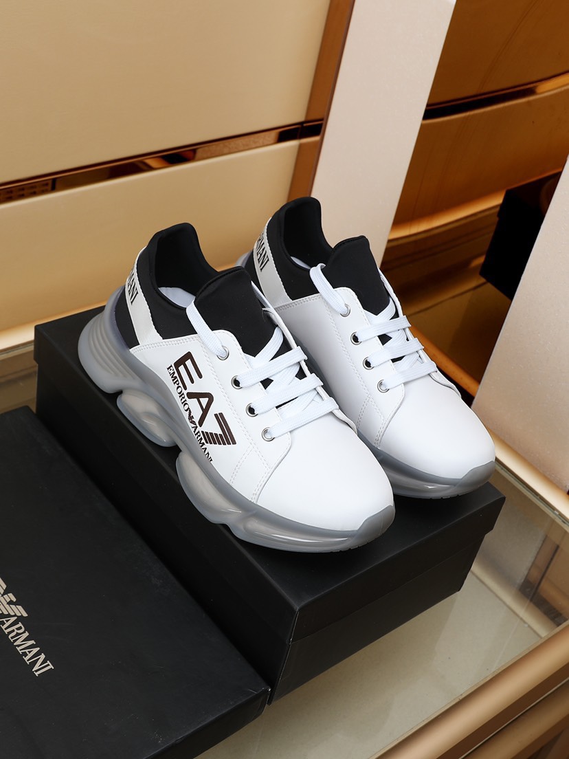 I5 Armani男士时尚休闲鞋原单品质细节精致考究,采用原版牛皮奢华羊皮垫脚橡胶耐磨防滑大底,穿着舒适工艺精典,做工精细,值得拥有颜色：两色可选.码数：38-44