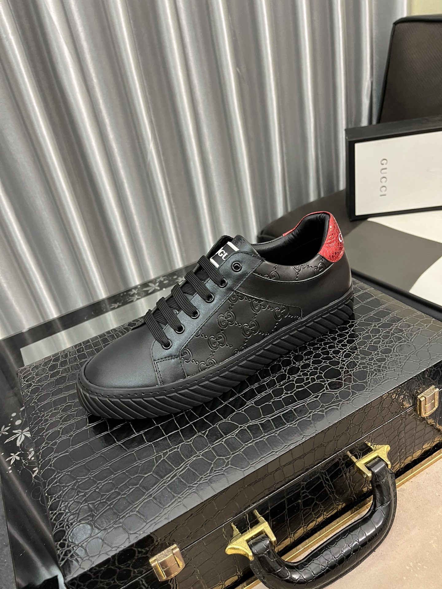 I0 Gucci  古奇 GUCCI休闲鞋香港顶级原单 经典回归 进口意大利进口牛皮真皮内里真皮垫脚。柔软防滑橡胶大底， 高品质打造 流畅的宣型 精细的做工 ，时尚又休闲，码数 38-442色可选