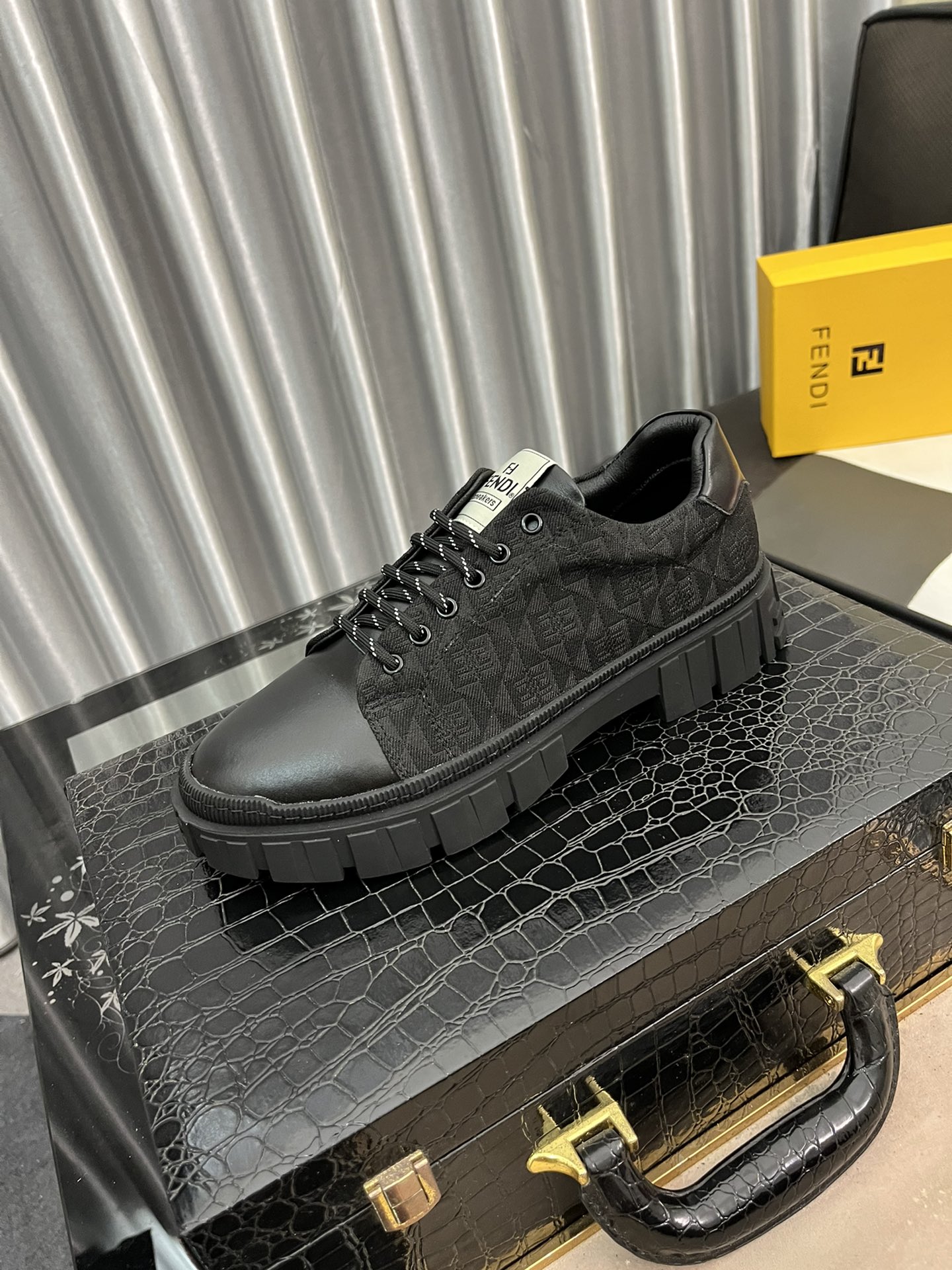 I0 Fendi 芬迪  男士最休闲鞋 原版一比一复刻.全进口头层小牛皮,内里采用头层顶级羊皮,原版原厂特供橡胶大底.引领时尚新概念.配码：38-442色可选