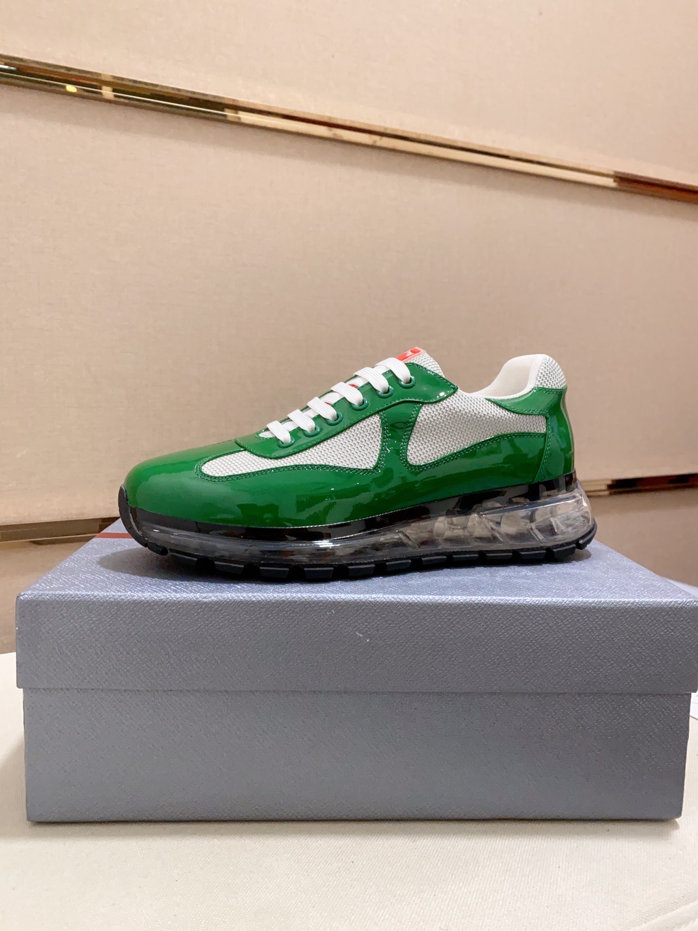 K5 高版本 高品质Prada 普拉达 专柜同步上市, 男鞋、面料精选高科技滴胶工艺制作而成.内里:牛皮配透气网布高端气垫开模防滑橡胶大底,精美线条、简约大气,上脚舒服上挡次、休闲旅游.码数:38一44可定做45 46不退换