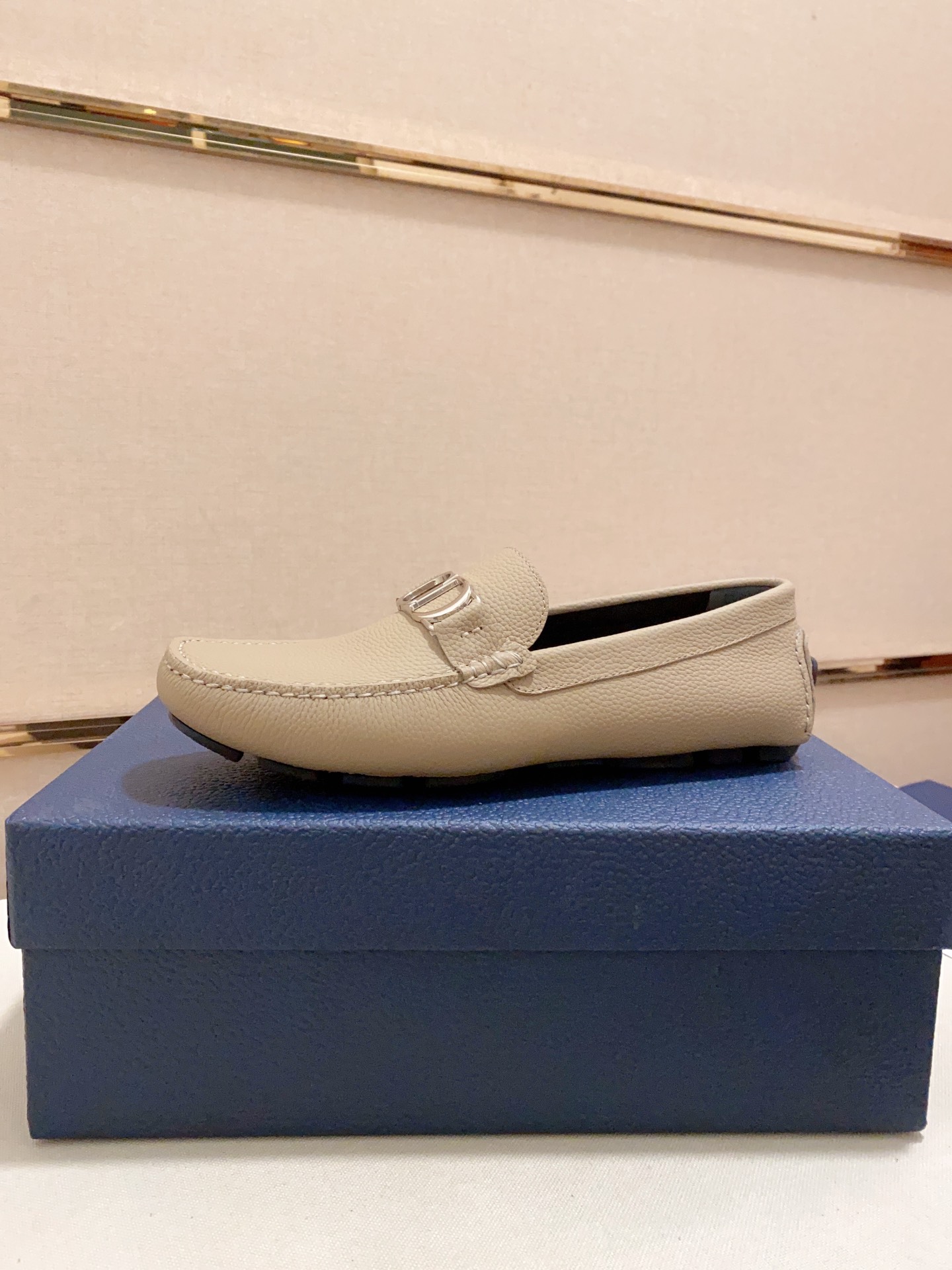 L5 高端版本 Dior 迪奥  2022系列著名演员网红身穿超火设计了多款以法国艺术家妮基·圣法尔Niki de Saint Phalle的雕塑作品为圆环圆,材料 面料：全牛皮内里.垫脚：牛皮 大底：橡胶大底 男鞋码数：39-44 可定做38 -45码