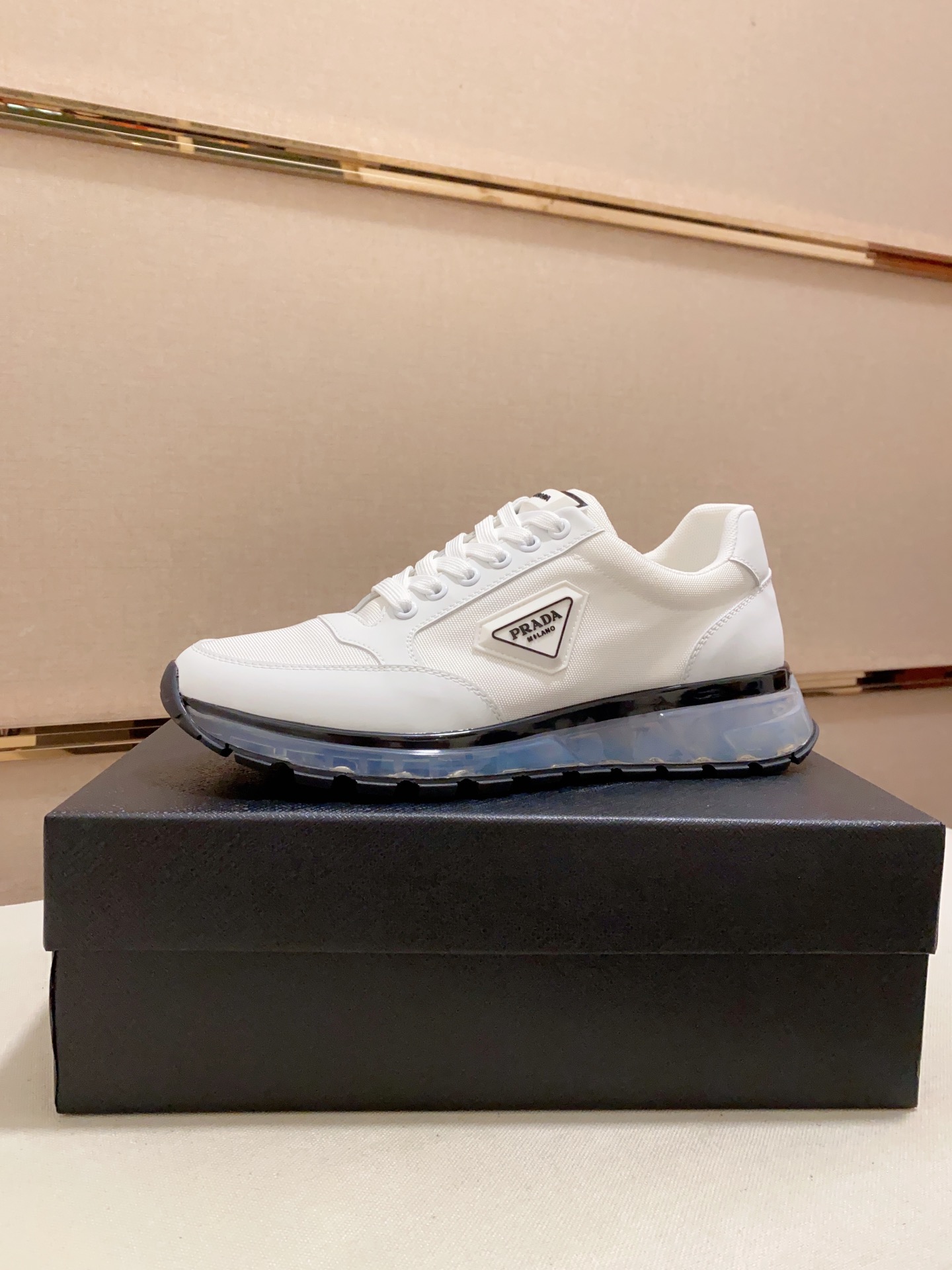 J0 高版本 高品质Prada 普拉达 专柜同步上市, 男鞋、面料精选高科技滴胶工艺制作而成.内里:羊皮内里羊皮垫脚.高端气垫开模防滑橡胶大底,精美线条、简约大气,上脚舒服上挡次、休闲旅游.码数:38一44可定做45不退换