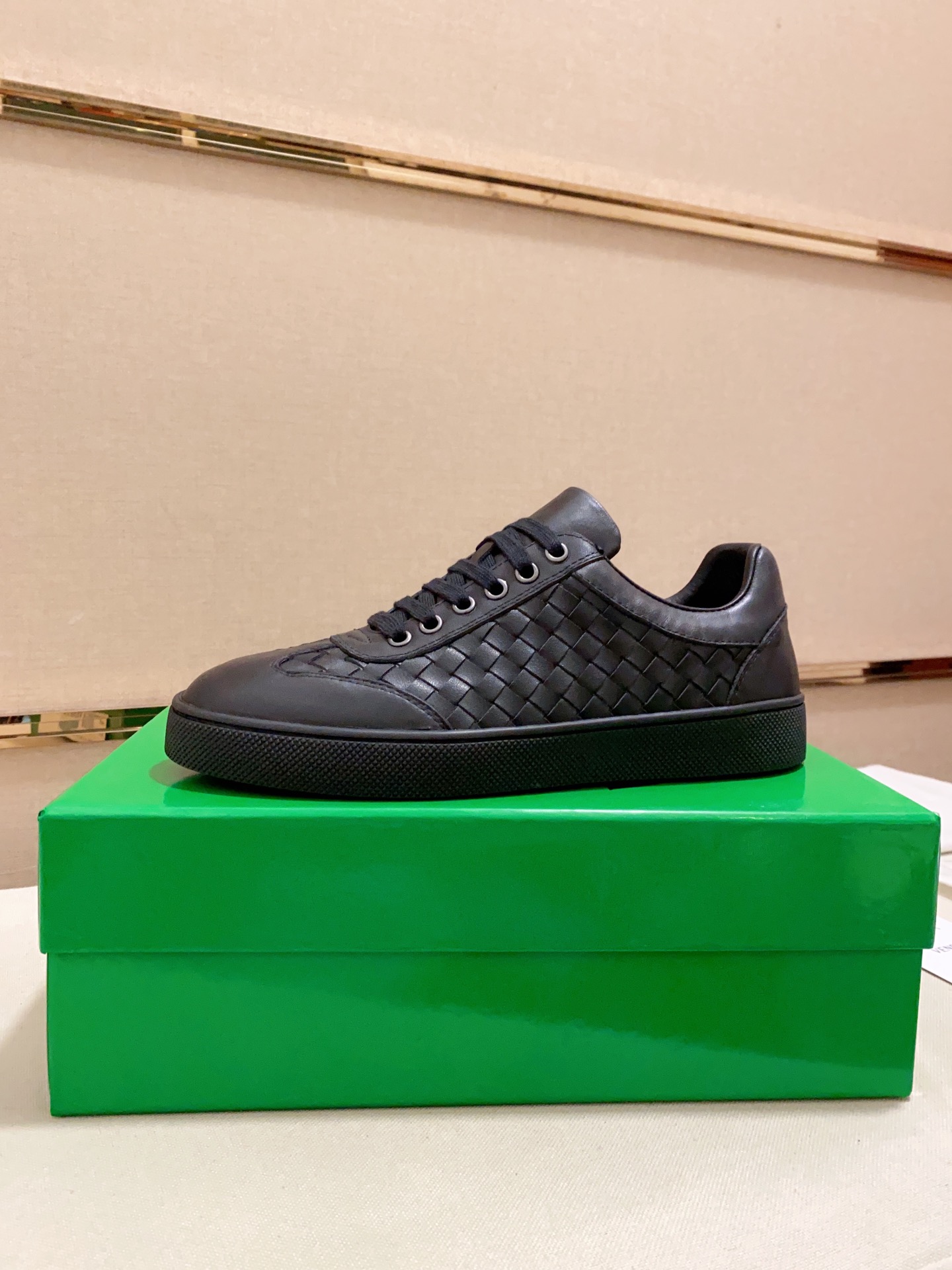 J0 Bottega Veneta 宝缇嘉潮流款上市 官网同款 专柜品质精选头层牛皮编织 高档大气 舒适舒适牛皮内 里 性价比超高款 原版耐磨橡胶大底 做工精细 用料上层 品质看得见 亲赶紧下手哦 鞋码38到45