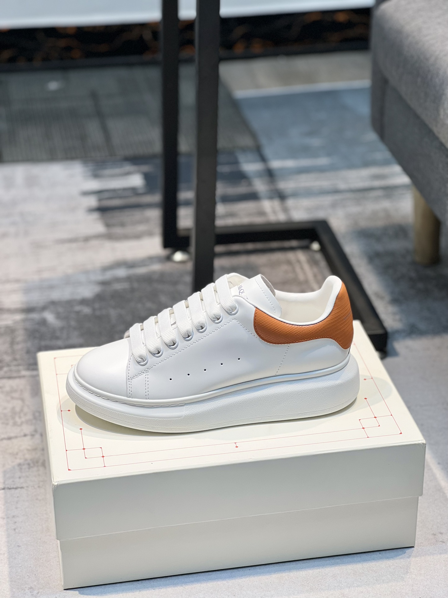 L5 Alexander McQUEEN正品爆拆 1：1顶级 Alexander McQueen 麦昆 原版皮料白色进口丝绸皮 原版白色鞋盒 布袋手提袋 全套包装、多送一副鞋带后包工艺采用进口定型机热熔胶定型完美正品复刻-  Alexander McQueen 麦昆  经典明星爆款百搭款回头率% 1面料：意大利进口高质感.抗水擦不变色质.丝绸牛皮配色 2内里：进口A级水染羊皮 价格和牛皮里同等 比牛皮上脚还舒适 垫脚：牛皮垫脚垫脚超清晰高温空压logo 3大底：原版私模橡胶TPU全哑光大底,男款女款磨具楦型都不一样 4鸡眼：全钢鸡眼垫片也是全钢 不变形不掉色 pk市场 铁制造鸡眼 厚底设计 约4.5cm Size：女34-41 男38-46女34 41 男45 46