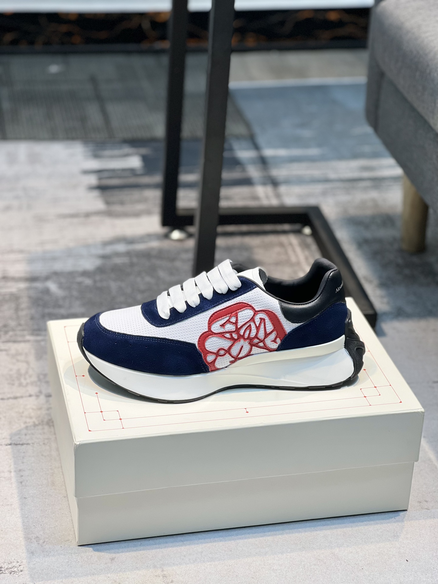 K5 Alexander McQUEEN正品爆拆 1：1顶级 Alexander McQueen 麦昆 原版皮料白色进口丝绸皮 原版白色鞋盒 布袋手提袋 全套包装、多送一副鞋带后包工艺采用进口定型机热熔胶定型完美正品复刻-  Alexander McQueen 麦昆  经典明星爆款百搭款回头率% 1面料：意大利进口高质感.抗水擦不变色质.丝绸牛皮配色 2内里：进口A级水染羊皮 价格和牛皮里同等 比牛皮上脚还舒适 垫脚：牛皮垫脚垫脚超清晰高温空压logo 3大底：原版私模橡胶TPU全哑光大底,男款女款磨具楦型都不一样 4鸡眼：全钢鸡眼垫片也是全钢 不变形不掉色 pk市场 铁制造鸡眼 厚底设计 约4.5cm Size：女34-41 男38-46女34 41 男45 46