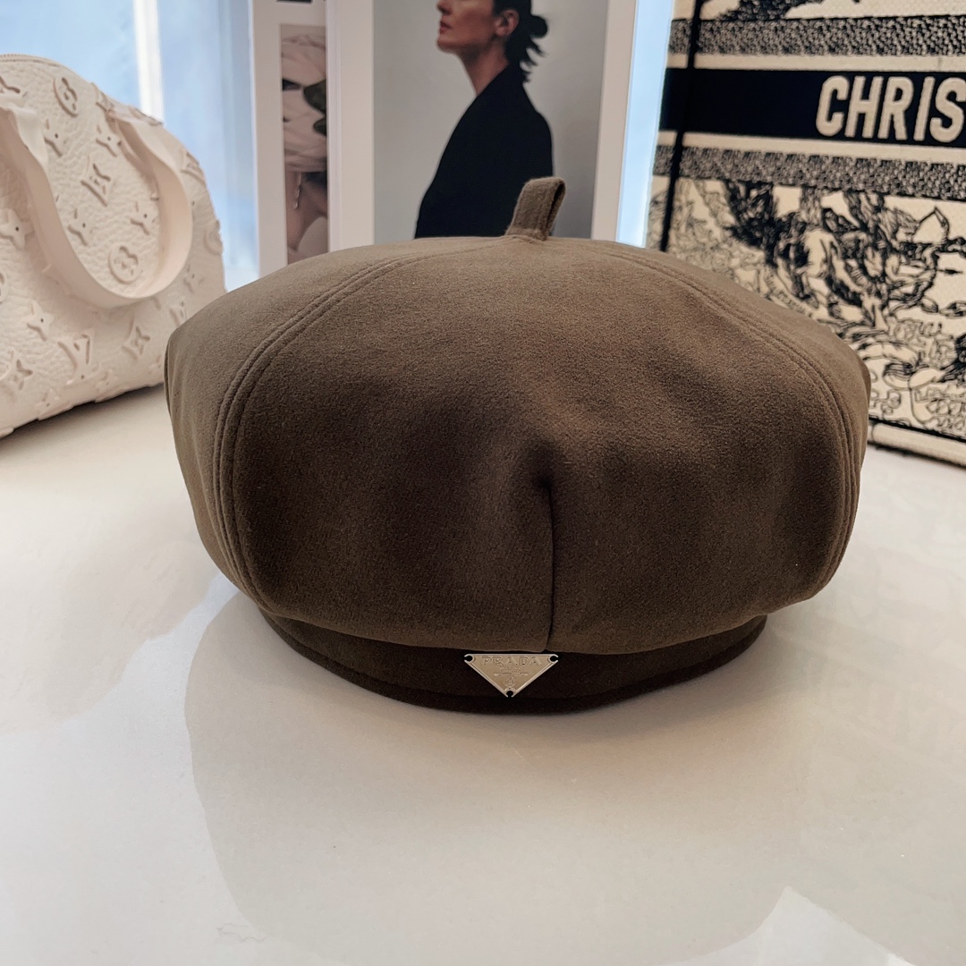 [Prada Hats]PRADA PRADA autumn and winter new woolen beret Classic metal trian