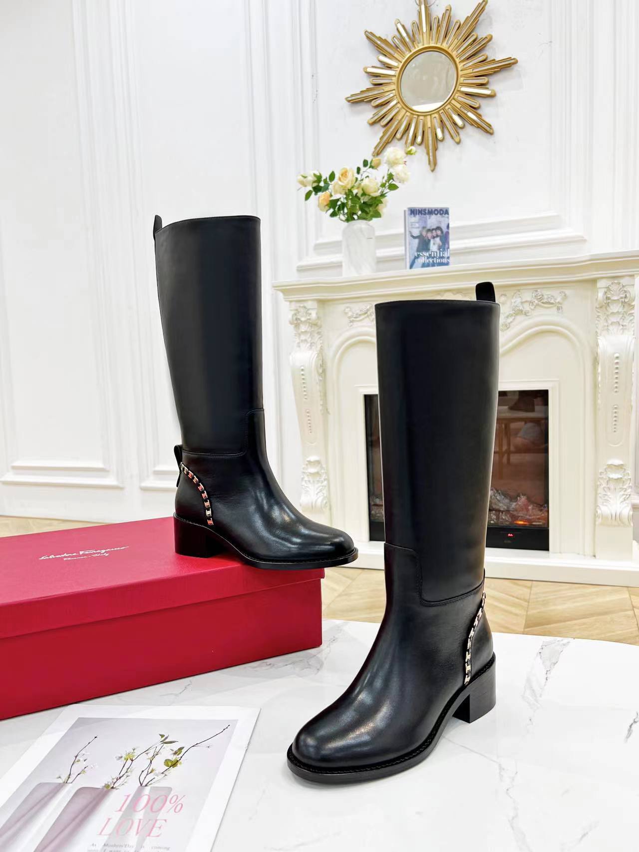 Salvatore Ferragamo Vara Chain Boots: Elegant Design with Signature Vara Link Details - 图片 4