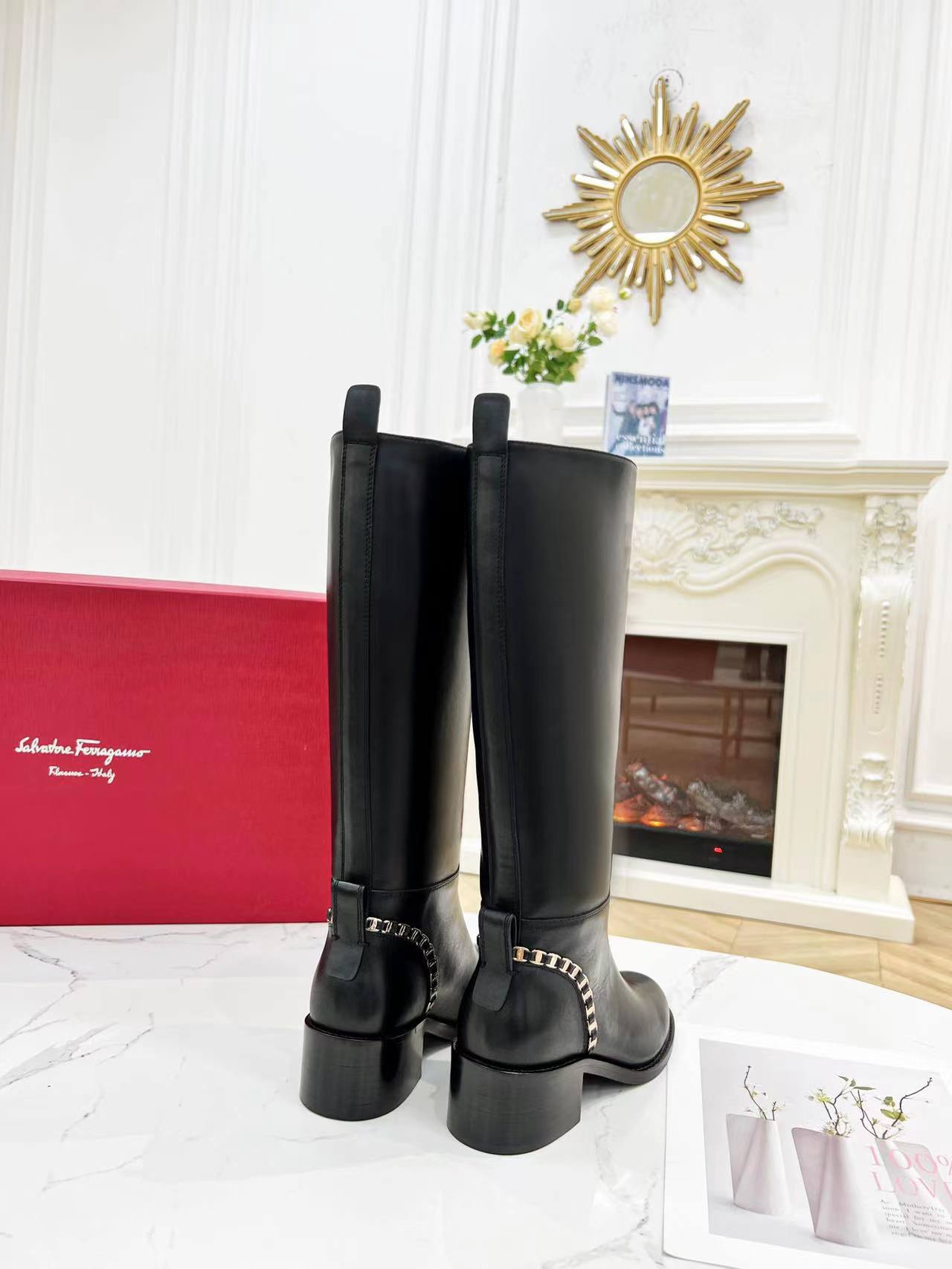 Salvatore Ferragamo Vara Chain Boots: Elegant Design with Signature Vara Link Details - 图片 8