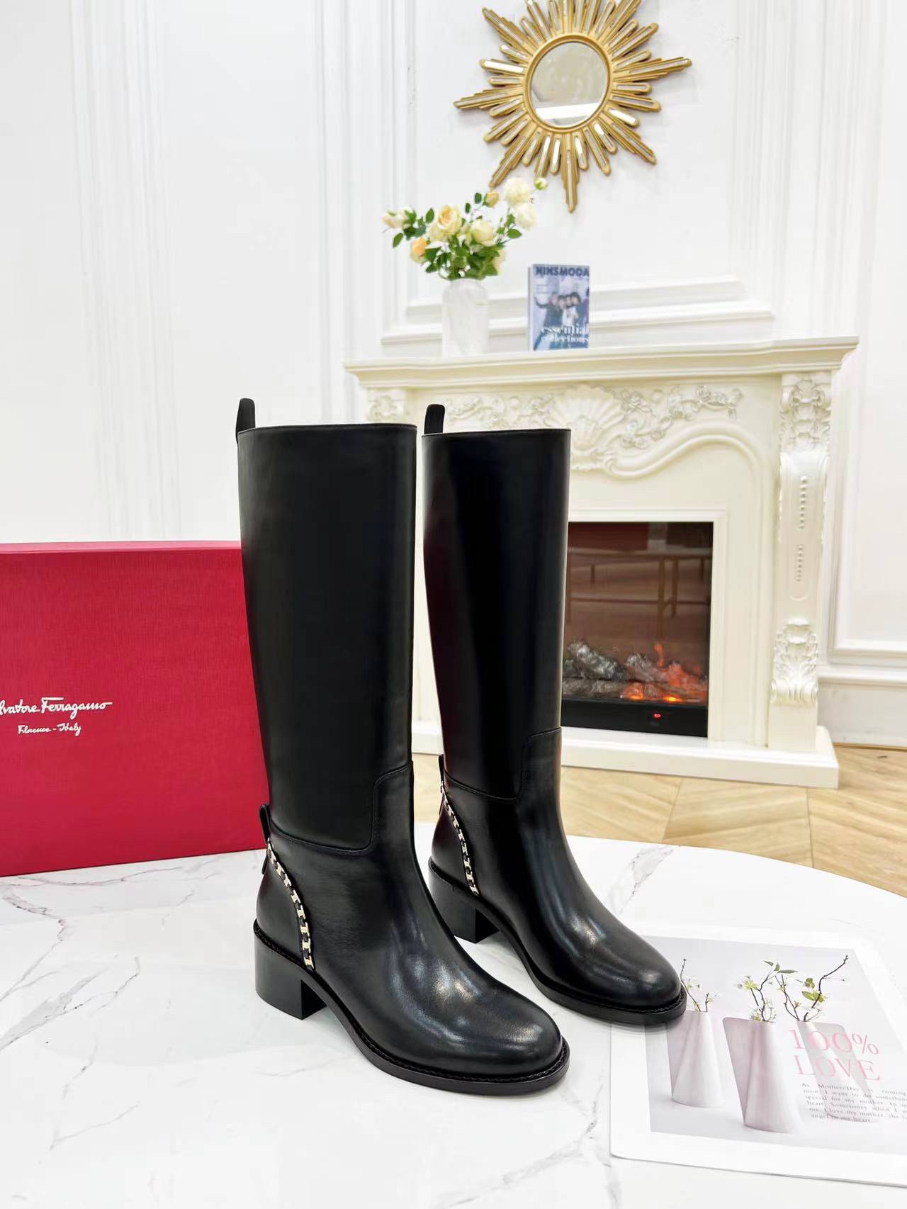 Salvatore Ferragamo Vara Chain Boots: Elegant Design with Signature Vara Link Details - 图片 1