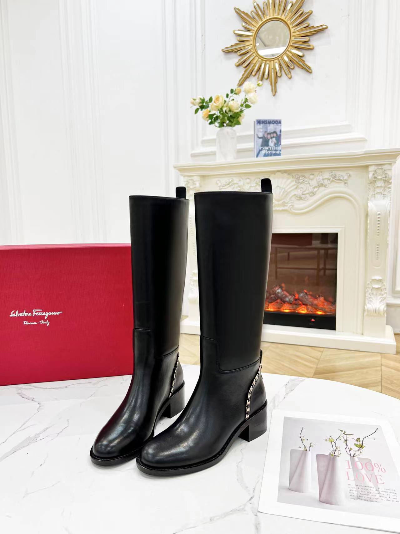 Salvatore Ferragamo Vara Chain Boots: Elegant Design with Signature Vara Link Details - 图片 2