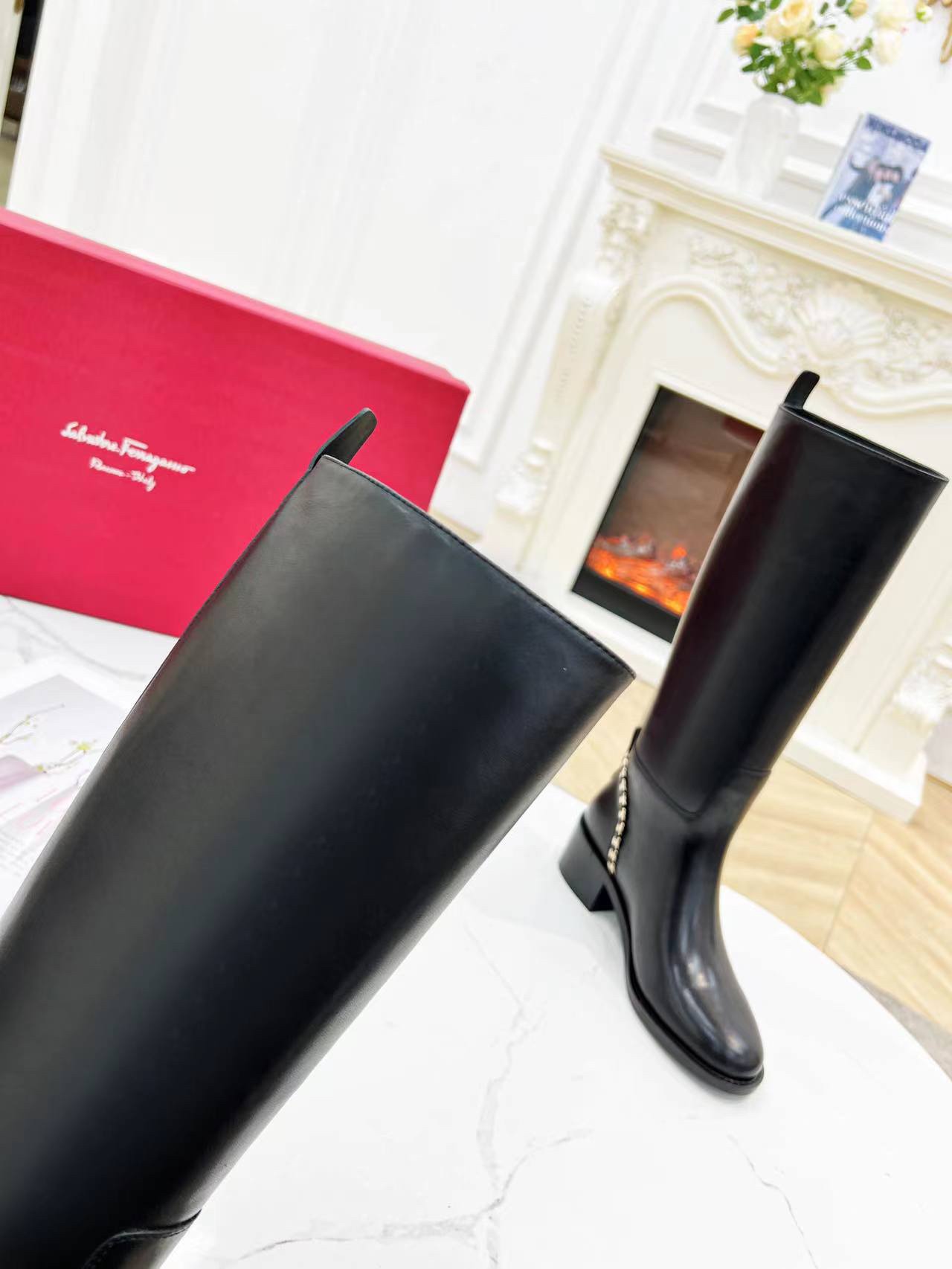 Salvatore Ferragamo Vara Chain Boots: Elegant Design with Signature Vara Link Details - 图片 9