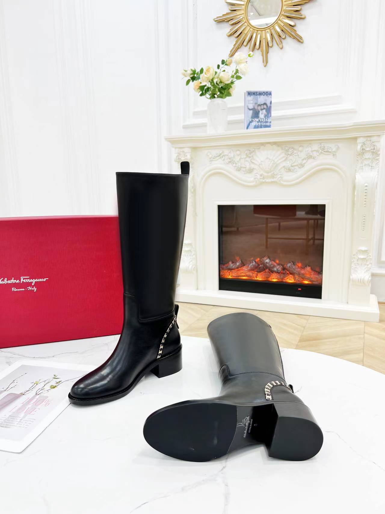 Salvatore Ferragamo Vara Chain Boots: Elegant Design with Signature Vara Link Details - 图片 5