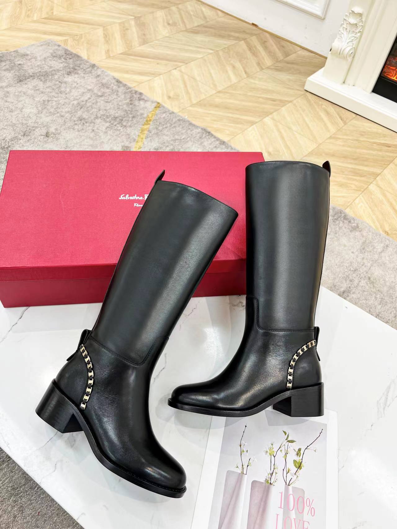 Salvatore Ferragamo Vara Chain Boots: Elegant Design with Signature Vara Link Details - 图片 6