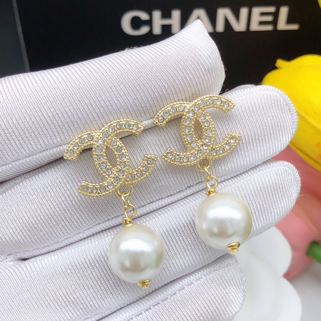 NO:104880,No. XED0041 Chanel Xiaoxiang Double C Hanging Pearl Diamond Gold Earrings Classic New Style Simple and Versatile Sweet Temperature Original Consistent Brass Material Matching. 925 Silver Needle Anti-allergic treatment, jewelry quality, chanel19860909编号XED0041 Chanel 小香双C 吊珍珠镶钻金色耳钉 经典 新款 简约百搭 甜美气质 原版一致黄铜材质搭配. 925银针 防过敏处理,饰品精品,chanel,Jewelry