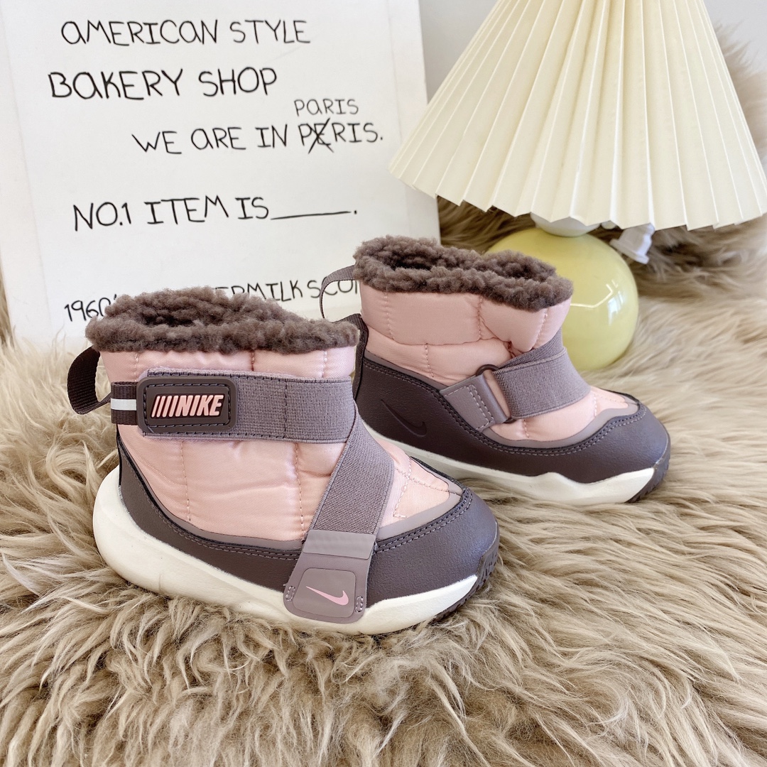 NK FA小飞碟雪地靴🛸24-37码 超洋气的羊羔绒小飞碟雪地靴👇🏻非常有设计感，上脚就是立马变身时尚小潮人。还很轻很软，好穿的呀！-选品中心