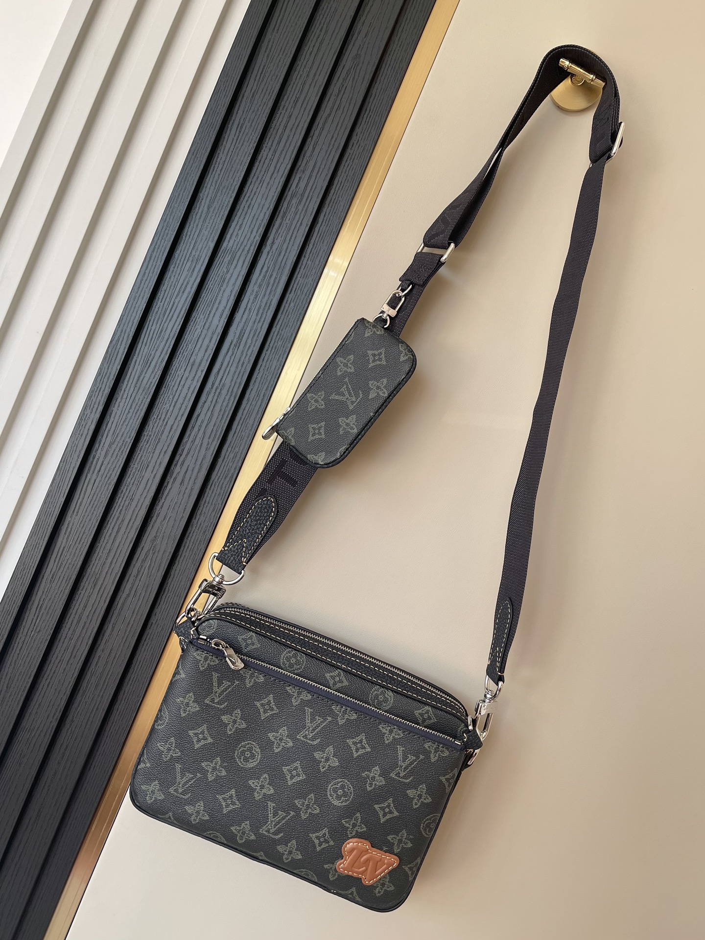 M46340 conjunto de tres piezas para hombre negro serie bolso bandolera Pochette Trio