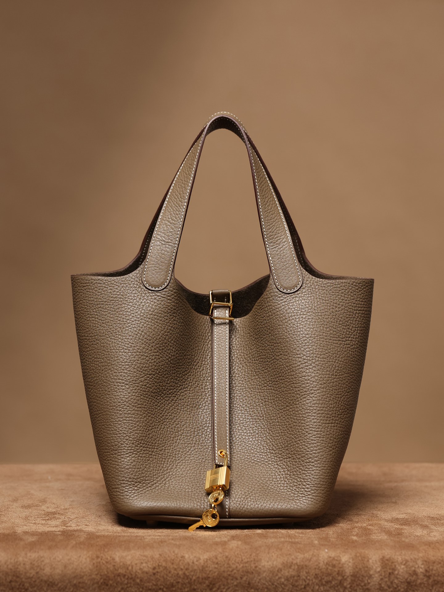 ¡Bolso cesta H en stock! Gris elefante 22cm con cierre dorado. ¡Canal de distribución exclusivo! ¡Fondo exclusivo! ¡Fot…