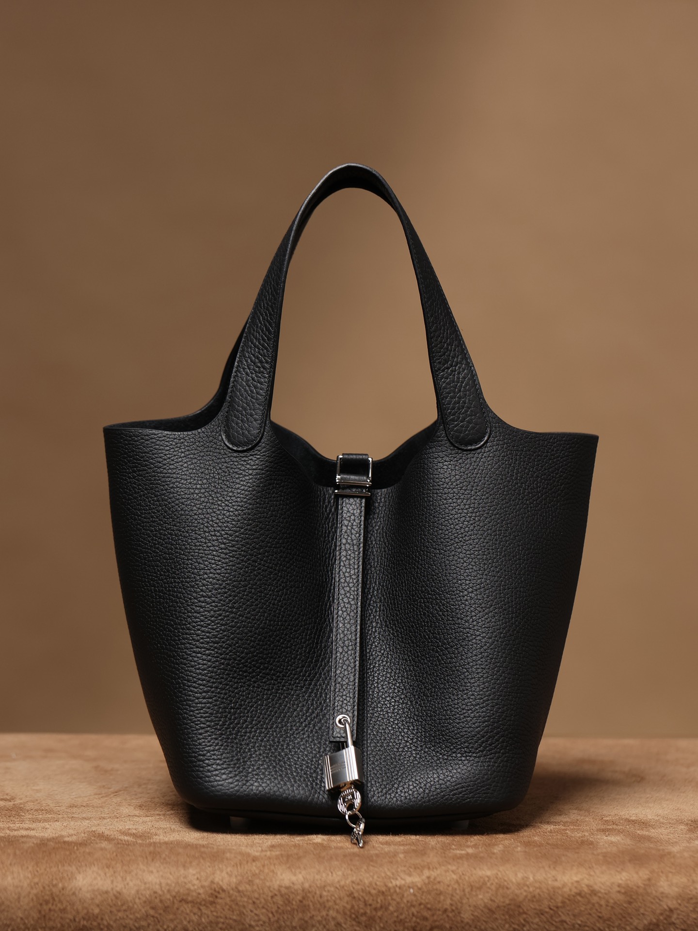 ¡Bolso cesta H en stock! ¡El canal H único en el mundo! Negro 22cm con cierre plateado. ¡Canal de distribución exclusiv…