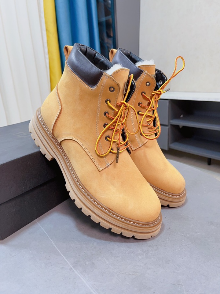 L5 UGG～高版本加厚毛里 最新.国际品牌奢侈～代购,「引领大气高端时尚前沿」.鞋面选用原版头层牛皮羊毛内里精细做工.原厂特供原版橡胶耐磨防滑大底,上脚轻巧舒适,专柜同步出售. 码号38～44