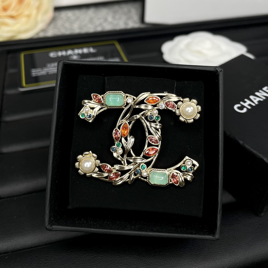 NO:619371,Xiaoxiang new retro wheat ear diamond leaf green gem inlaid brooch, Chanel brooch, chanel, brooch, breastpin19860909小香 新款复古 麦穗钻叶子 绿色宝石镶嵌 胸针,香奈儿胸针,chanel,brooch，breastpin,Jewelry